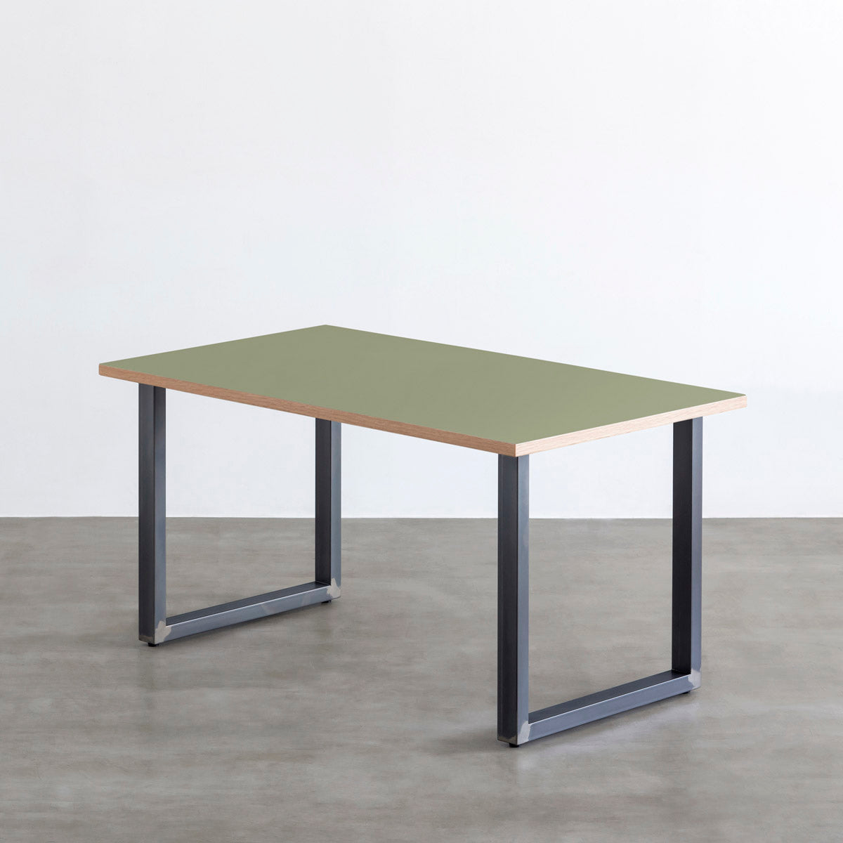 KanademonoのリノリウムOlive天板にマットクリア塗装仕上げのスクエア鉄脚を組み合わせたテーブル