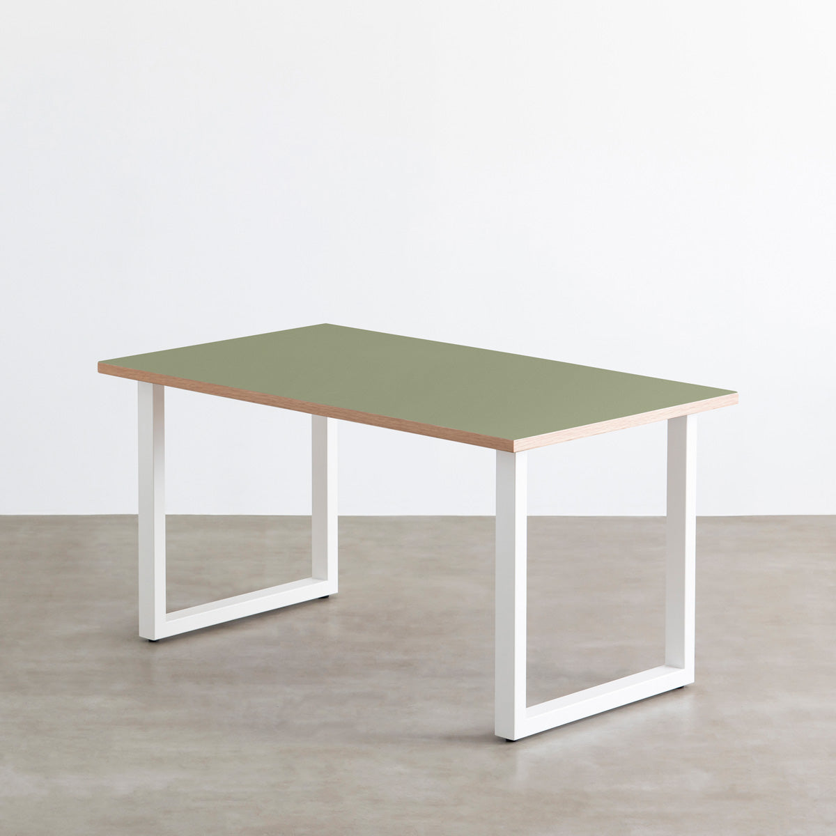 KanademonoのリノリウムOlive天板にホワイトのスクエア鉄脚を組み合わせたテーブル