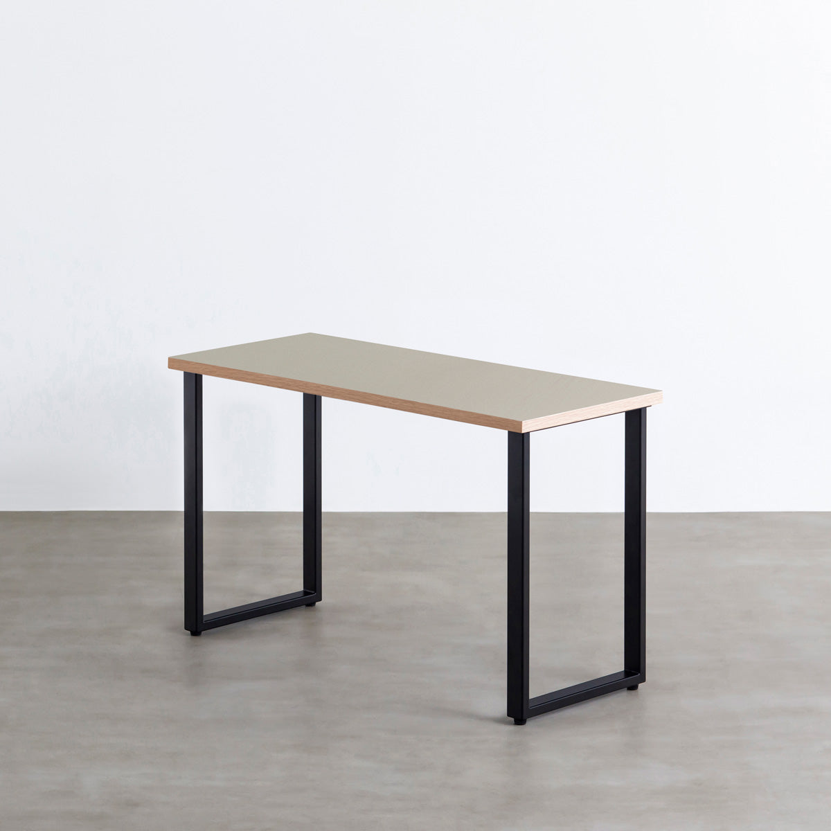 KanademonoのリノリウムPebble天板にブラックのレクタングル鉄脚を合わせたテーブル