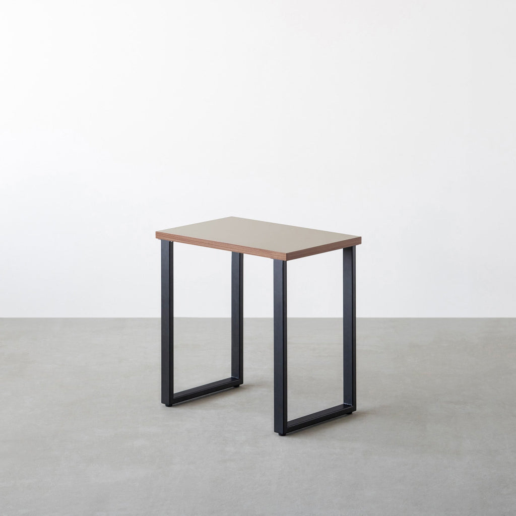 KanademonoのリノリウムPebble天板にブラックのレクタングル鉄脚を合わせたシンプルモダンなコンパクトデスク（オーク木口）
