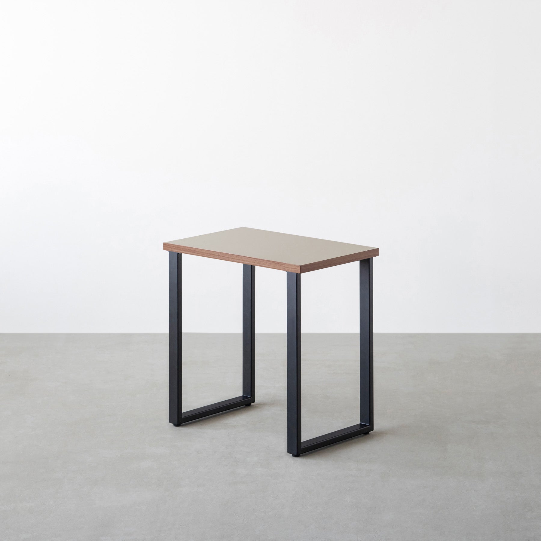 KanademonoのリノリウムPebble天板にブラックのレクタングル鉄脚を合わせたシンプルモダンなコンパクトデスク（オーク木口）