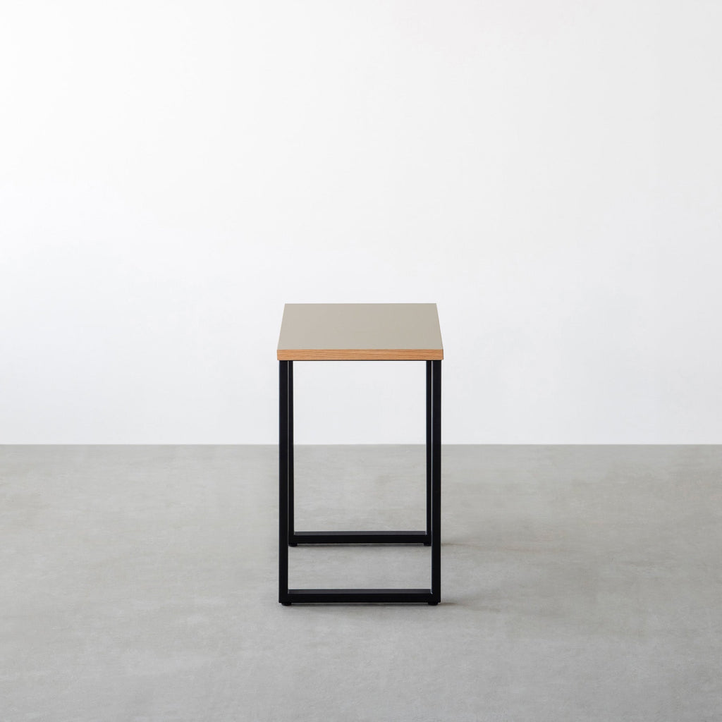 KanademonoのリノリウムPebble天板にブラックのレクタングル鉄脚を合わせたシンプルモダンなコンパクトデスク（側面）