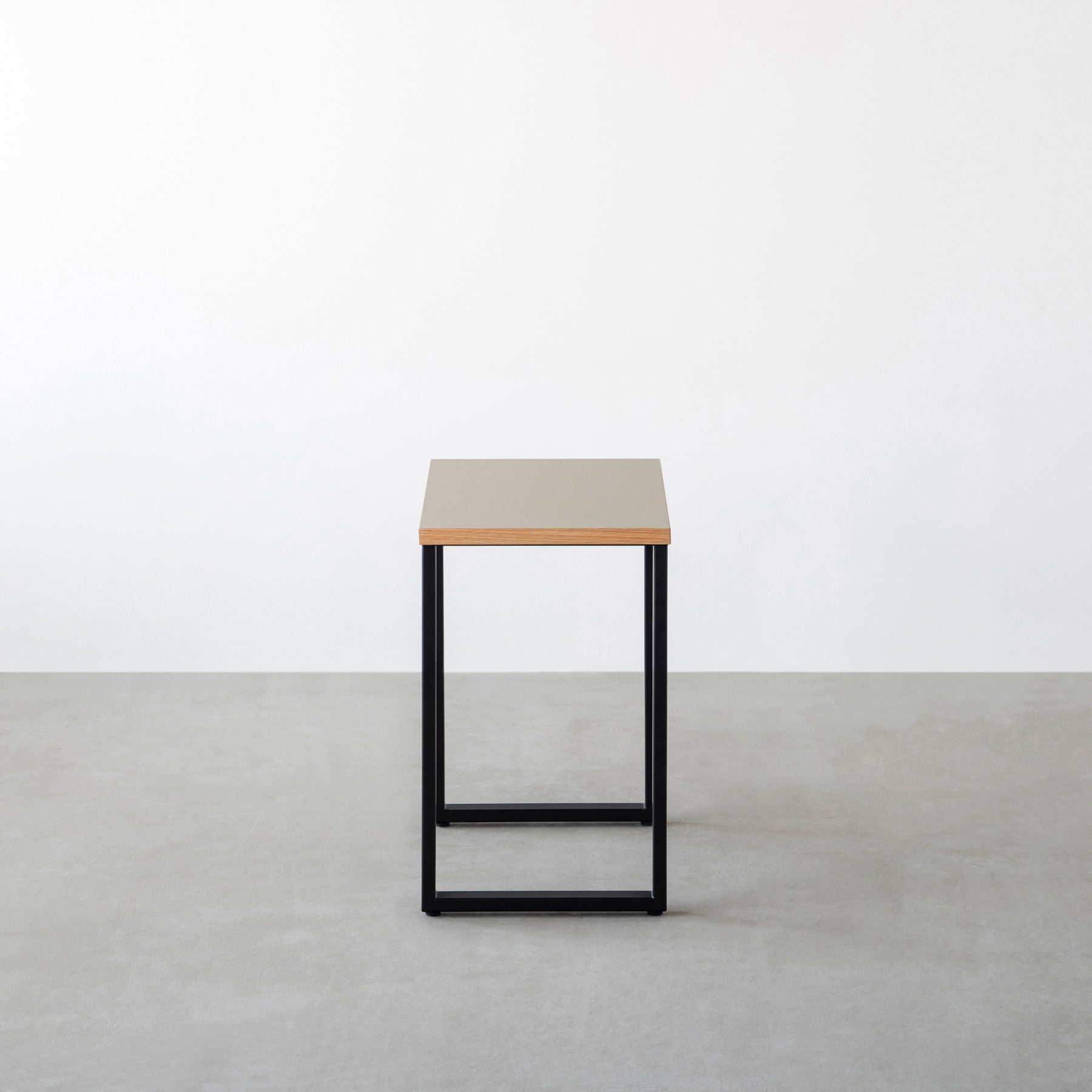 KanademonoのリノリウムPebble天板にブラックのレクタングル鉄脚を合わせたシンプルモダンなコンパクトデスク（側面）