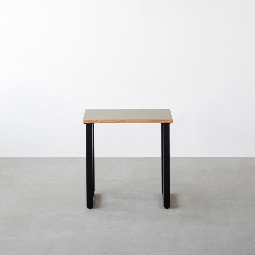 KanademonoのリノリウムPebble天板にブラックのレクタングル鉄脚を合わせたシンプルモダンなコンパクトデスク（正面）