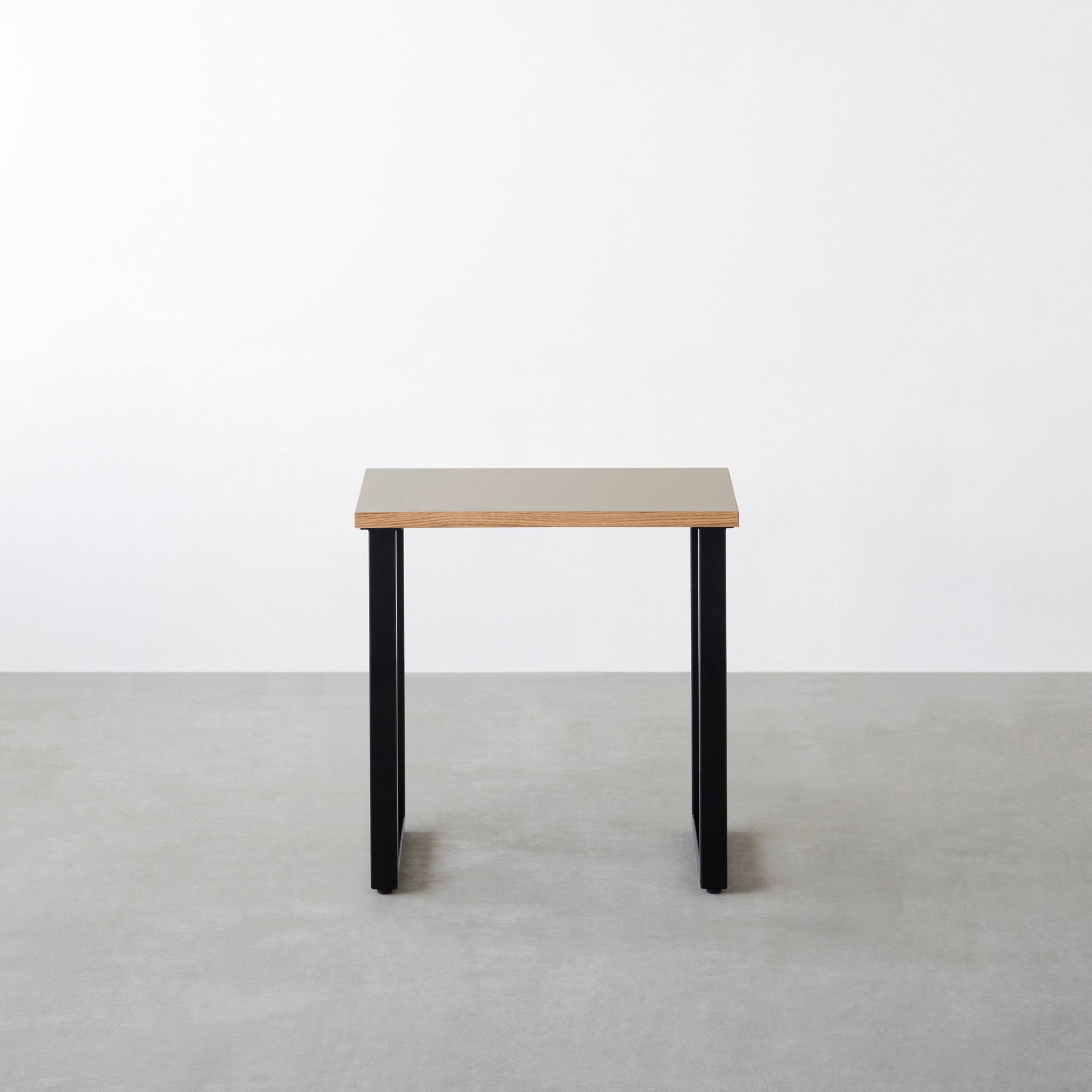 KanademonoのリノリウムPebble天板にブラックのレクタングル鉄脚を合わせたシンプルモダンなコンパクトデスク（正面）