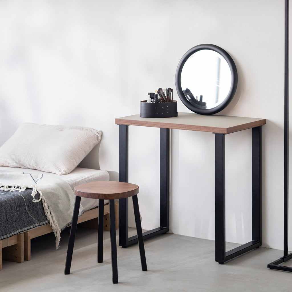 KanademonoのリノリウムPebble天板にブラックのレクタングル鉄脚を合わせたシンプルモダンなコンパクトデス（使用例）