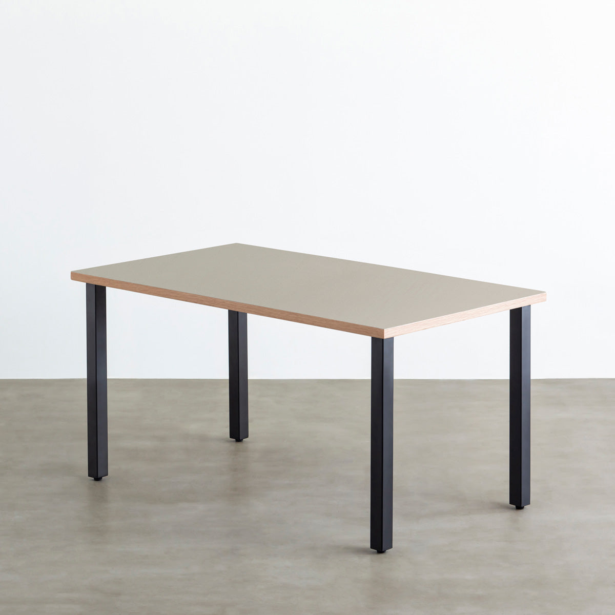 KanademonoのリノリウムPebble天板にブラックの角柱鉄脚を合わせたテーブル