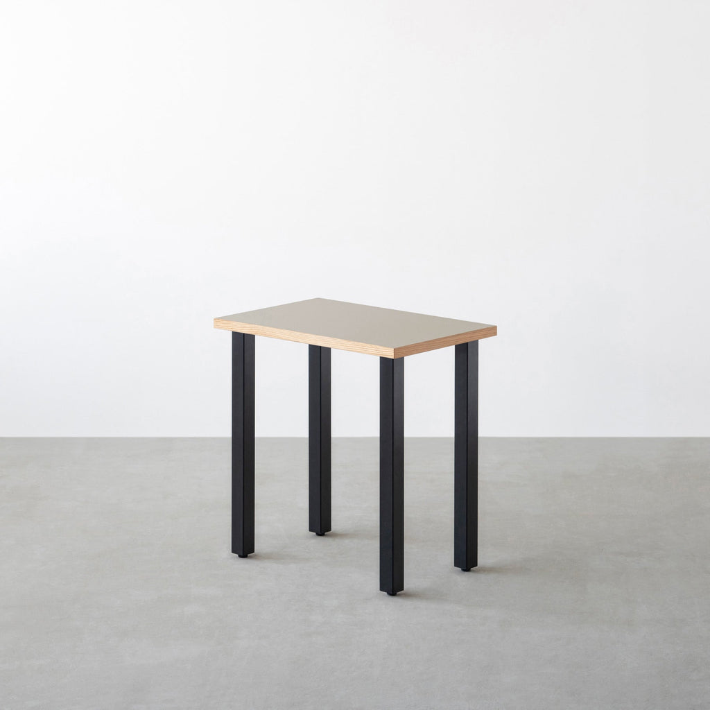 KanademonoのリノリウムPebble天板にブラックのスクエアバー鉄脚を合わせたシンプルモダンなコンパクトデスク（オーク木口）