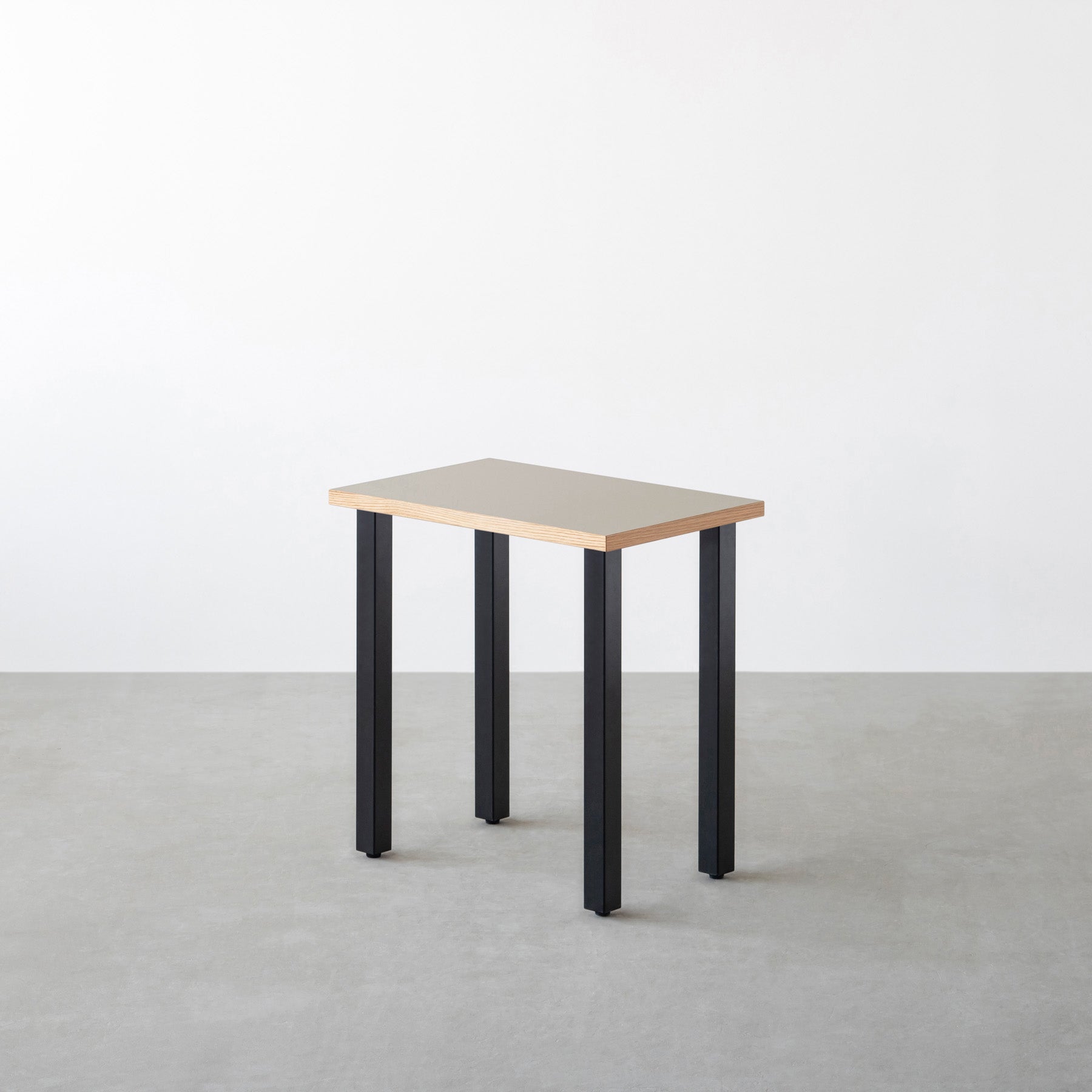 KanademonoのリノリウムPebble天板にブラックのスクエアバー鉄脚を合わせたシンプルモダンなコンパクトデスク（オーク木口）