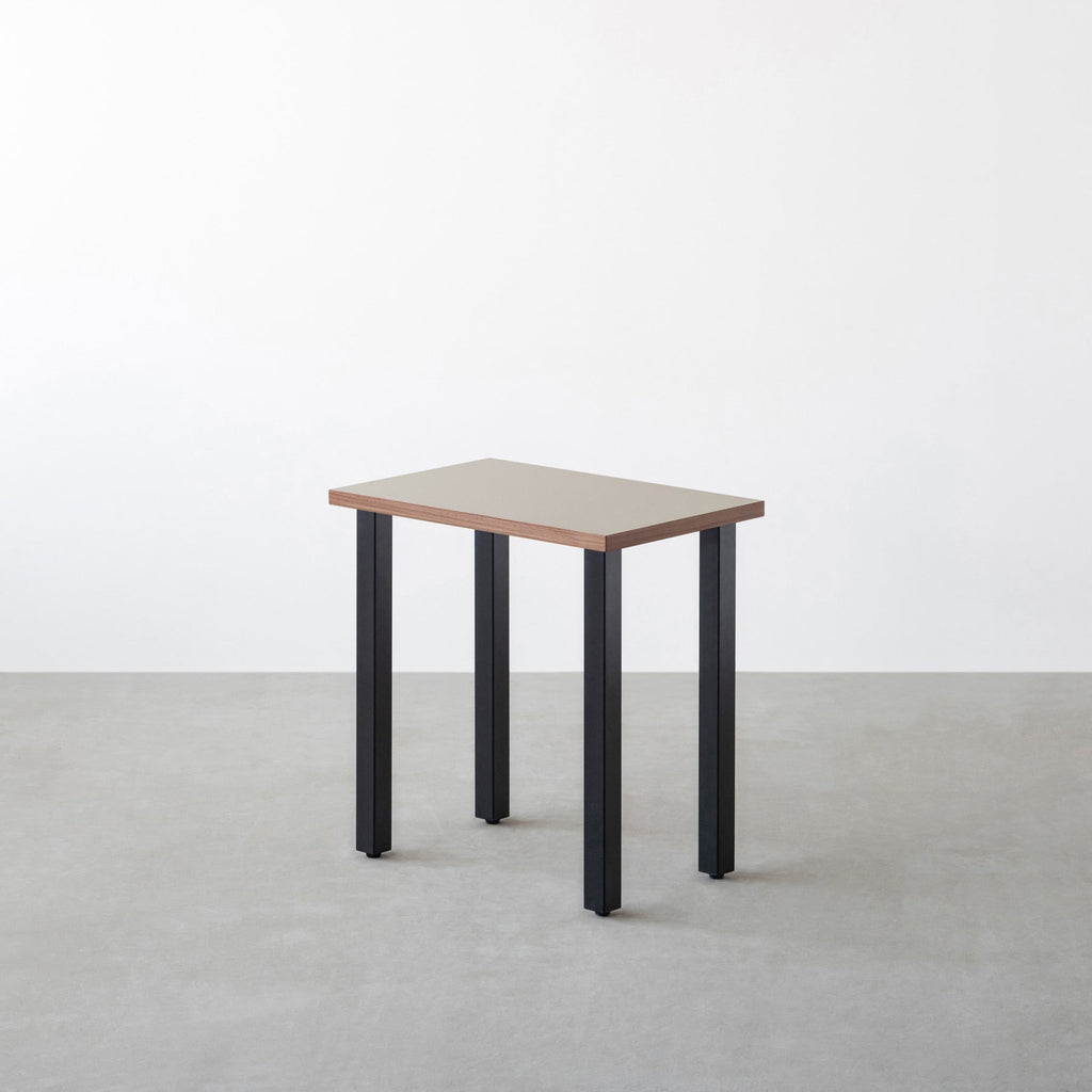 KanademonoのリノリウムPebble天板にブラックのスクエアバー鉄脚を合わせたシンプルモダンなコンパクトデスク（ウォルナット木口）
