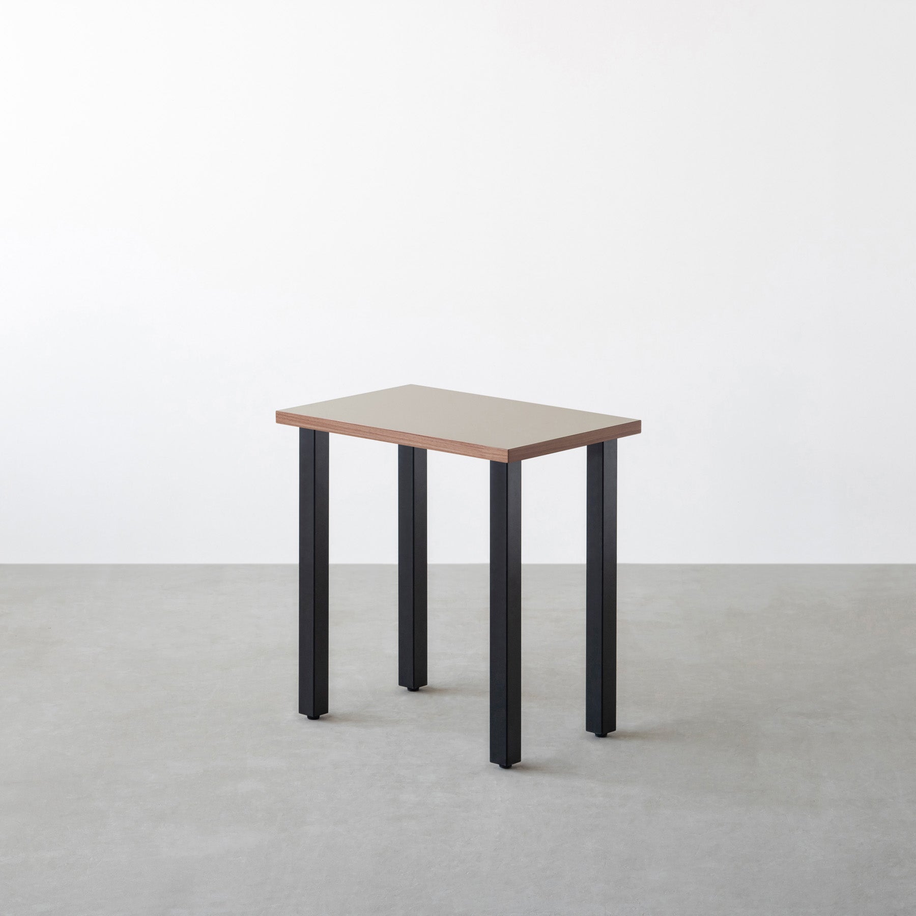 KanademonoのリノリウムPebble天板にブラックのスクエアバー鉄脚を合わせたシンプルモダンなコンパクトデスク（ウォルナット木口）