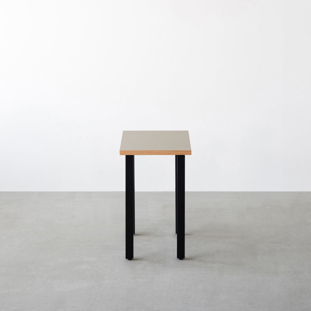 KanademonoのリノリウムPebble天板にブラックのスクエアバー鉄脚を合わせたシンプルモダンなコンパクトデスク（側面）