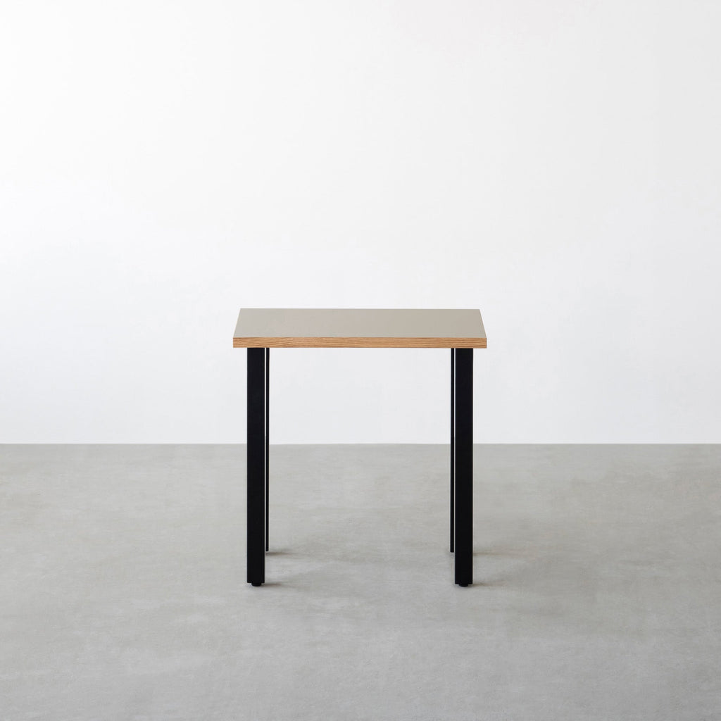 KanademonoのリノリウムPebble天板にブラックのスクエアバー鉄脚を合わせたシンプルモダンなコンパクトデスク（正面）