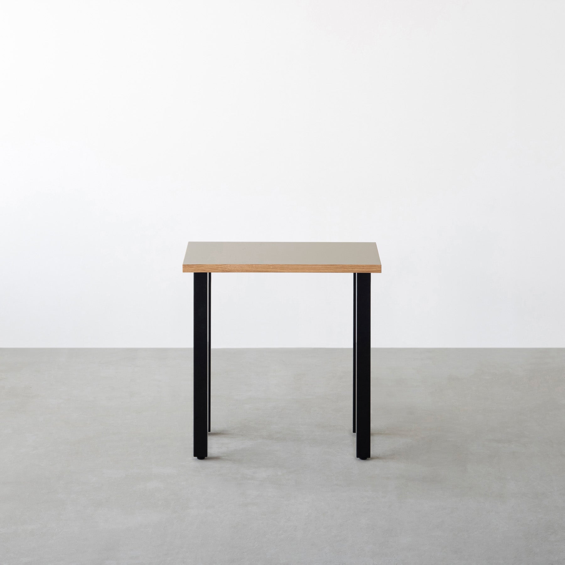 KanademonoのリノリウムPebble天板にブラックのスクエアバー鉄脚を合わせたシンプルモダンなコンパクトデスク（正面）