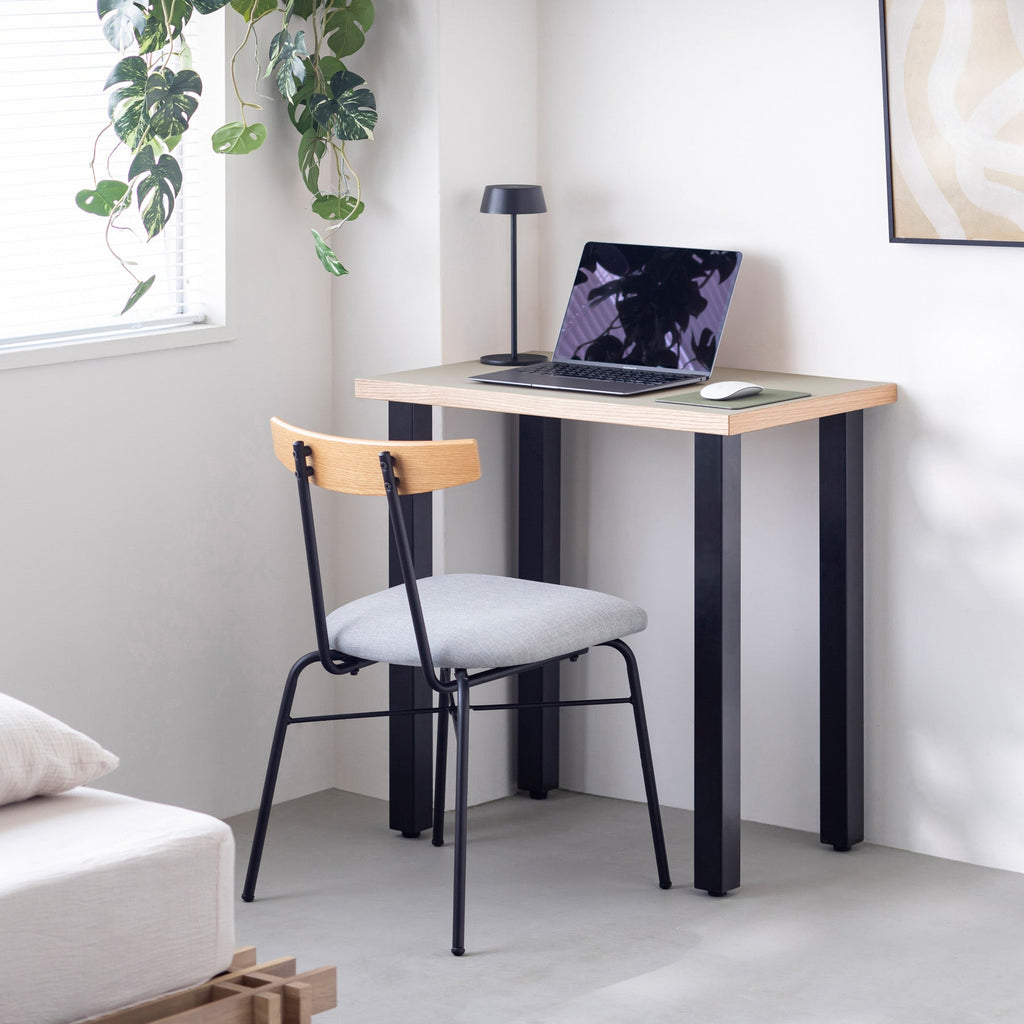 KanademonoのリノリウムPebble天板にブラックのスクエアバー鉄脚を合わせたシンプルモダンなコンパクトデスク（使用例）