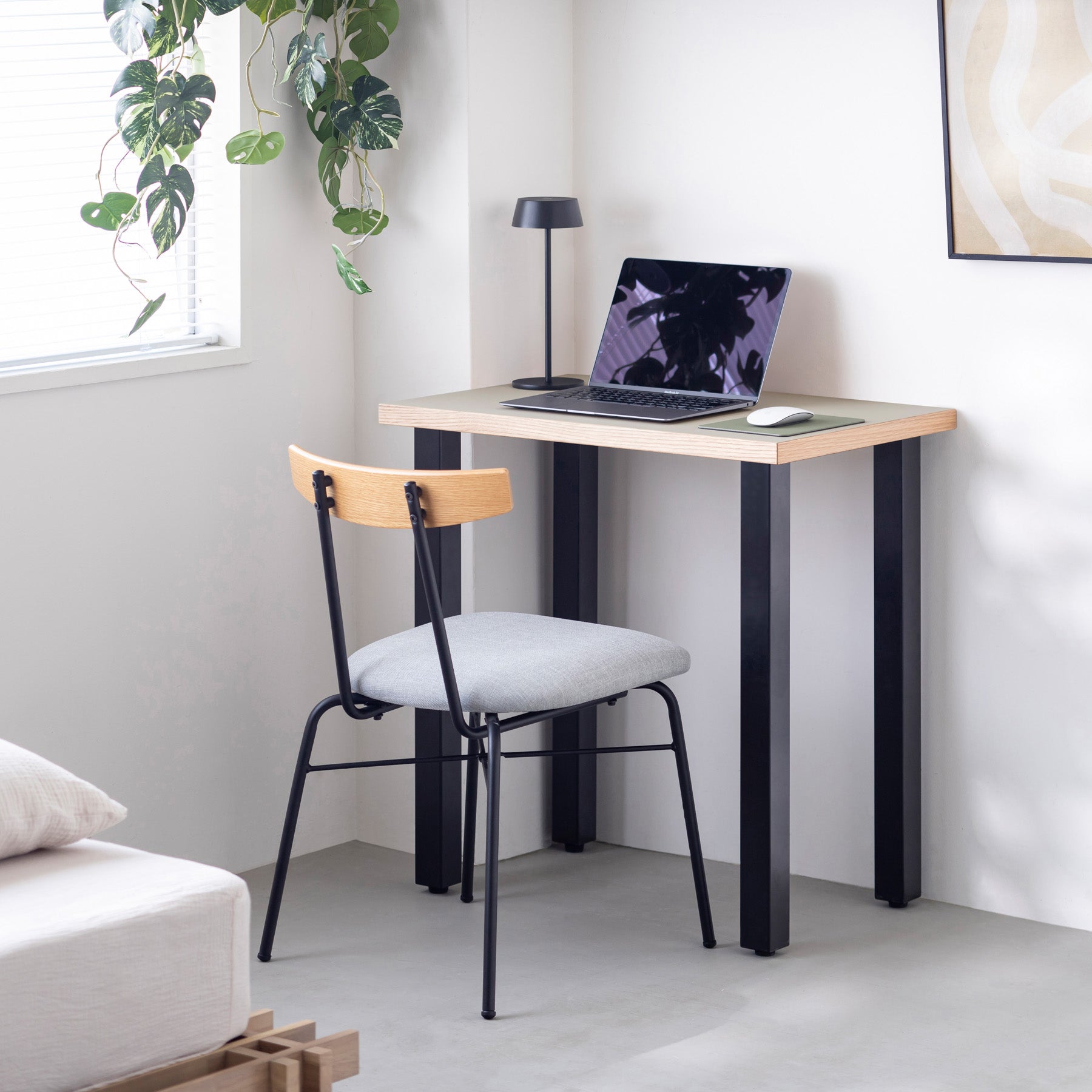 KanademonoのリノリウムPebble天板にブラックのスクエアバー鉄脚を合わせたシンプルモダンなコンパクトデスク（使用例）