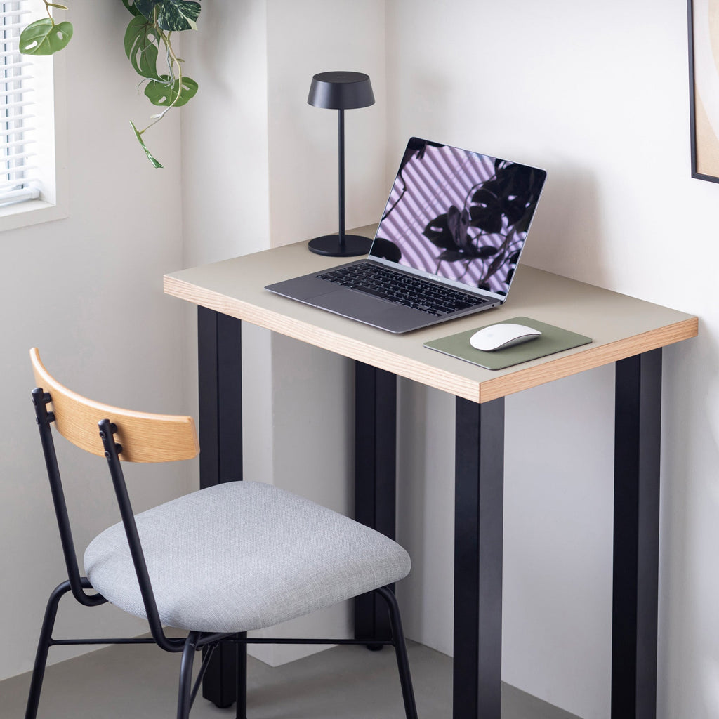 KanademonoのリノリウムPebble天板にブラックのスクエアバー鉄脚を合わせたシンプルモダンなコンパクトデスク（使用例3）