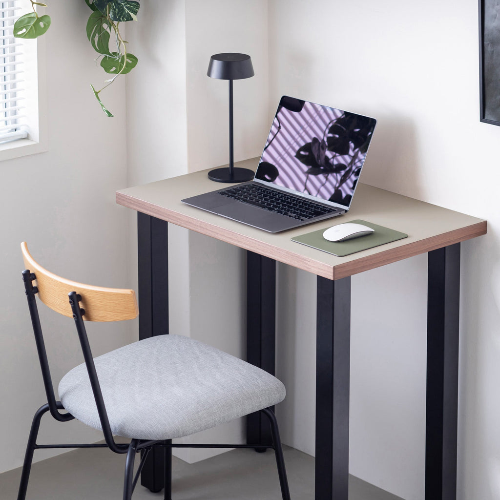 KanademonoのリノリウムPebble天板にブラックのスクエアバー鉄脚を合わせたシンプルモダンなコンパクトデスク（使用例4）