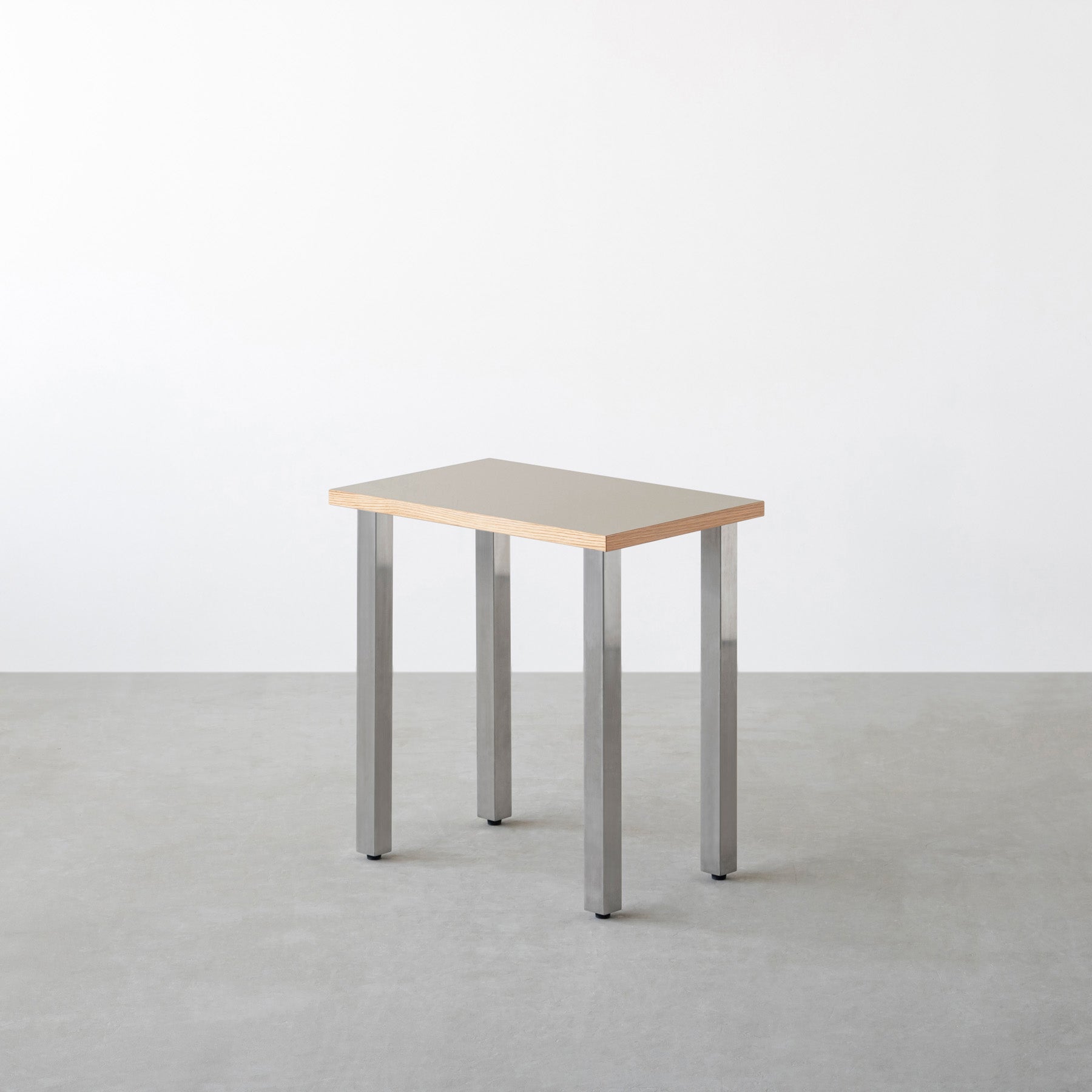 KanademonoのリノリウムPebble天板にステンレスのスクエアバー鉄脚を合わせたシンプルモダンなコンパクトデスク（オーク木口）