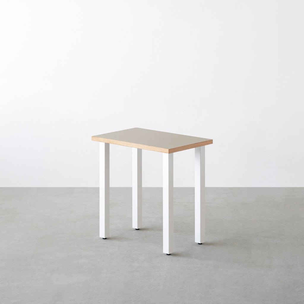KanademonoのリノリウムPebble天板にホワイトのスクエアバー鉄脚を合わせたシンプルモダンなコンパクトデスク（オーク木口）