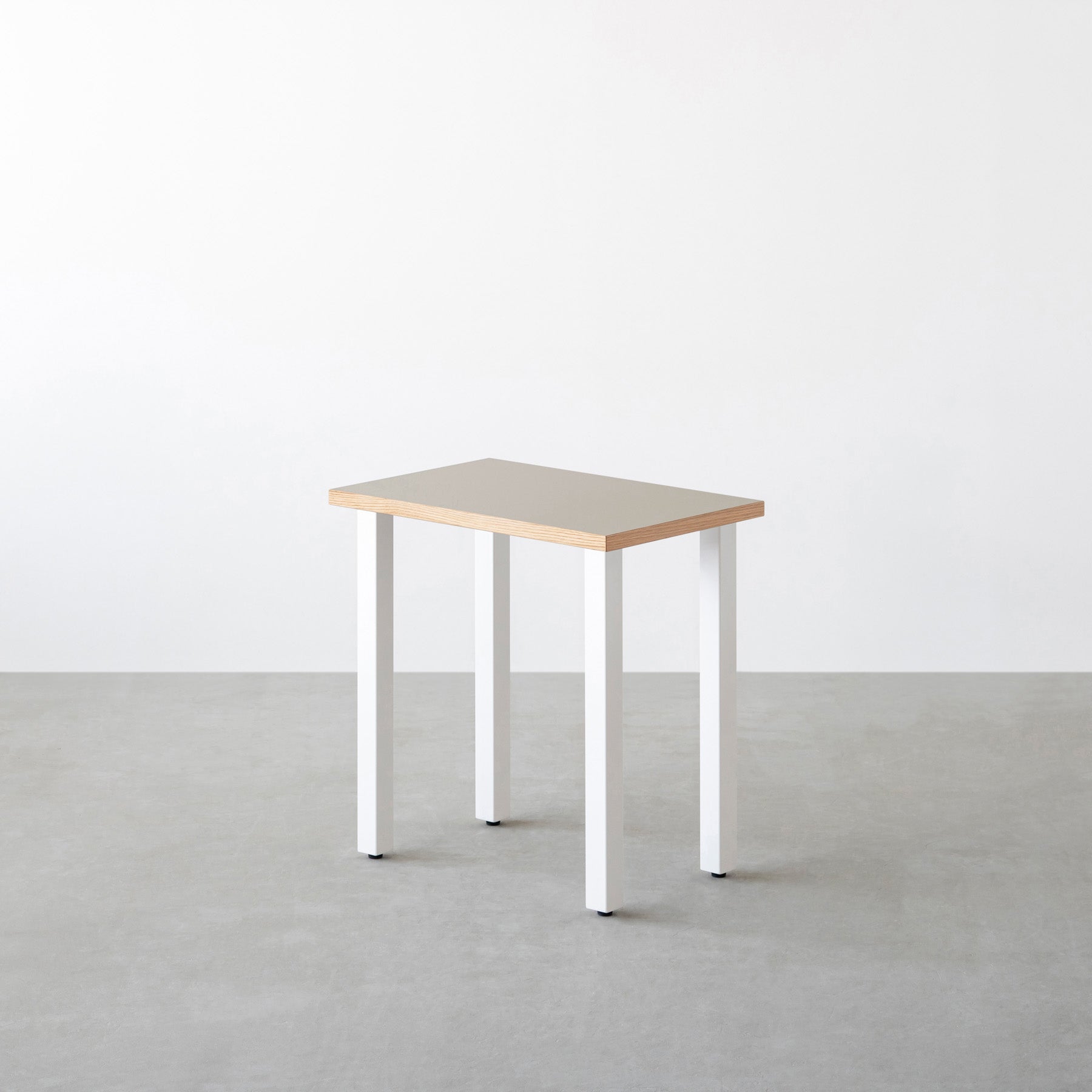 KanademonoのリノリウムPebble天板にホワイトのスクエアバー鉄脚を合わせたシンプルモダンなコンパクトデスク（オーク木口）