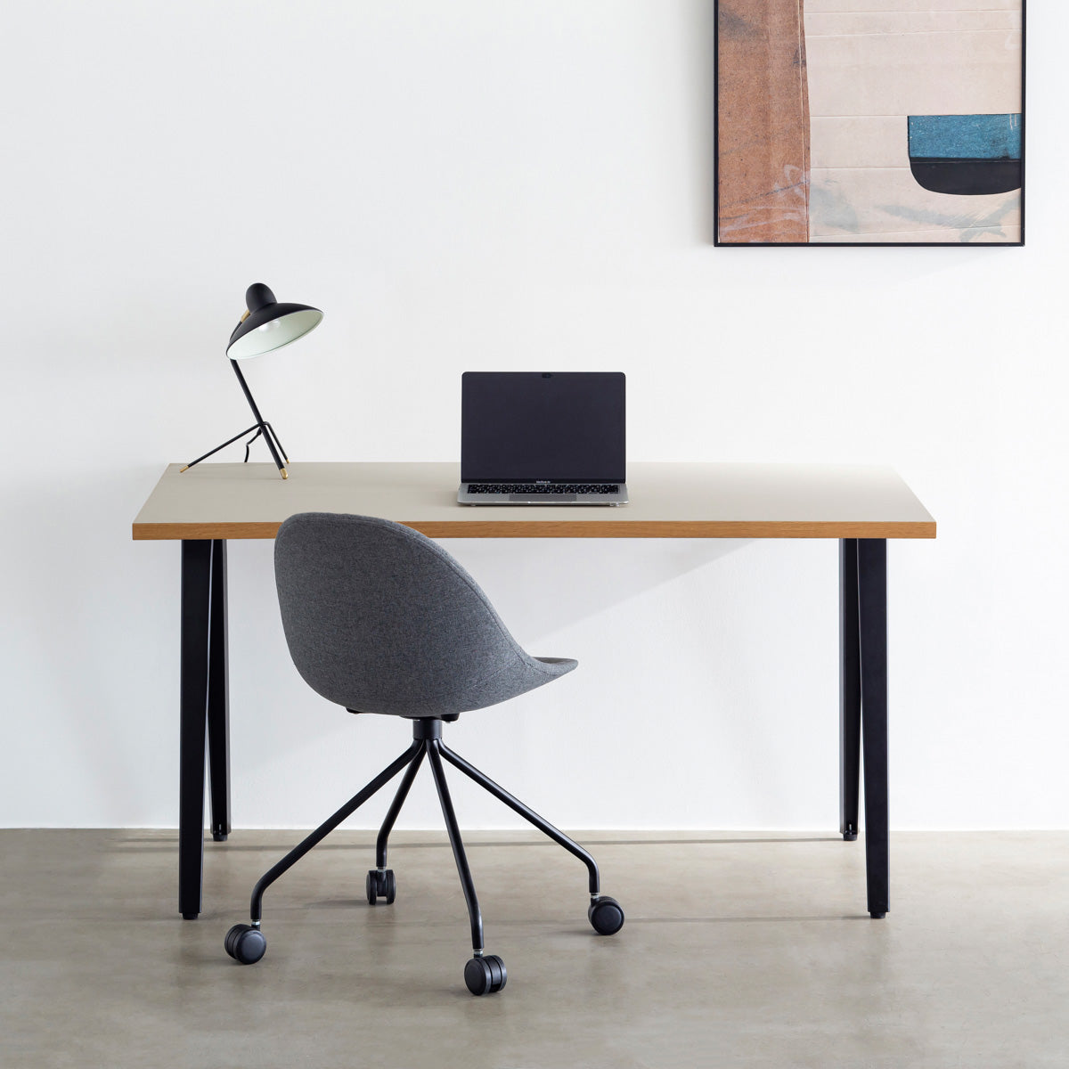 かなでもののリノリウムPebble天板にブラックのスリムライン鉄脚を合わせたテーブル（使用例）