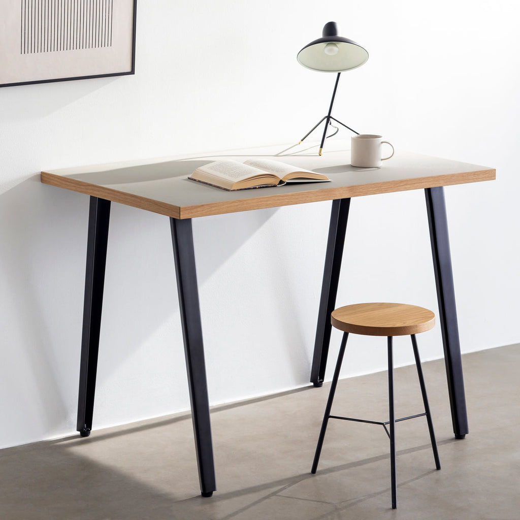 かなでもののリノリウムPebble天板にブラックのスリムライン鉄脚を合わせたテーブル（使用例2）