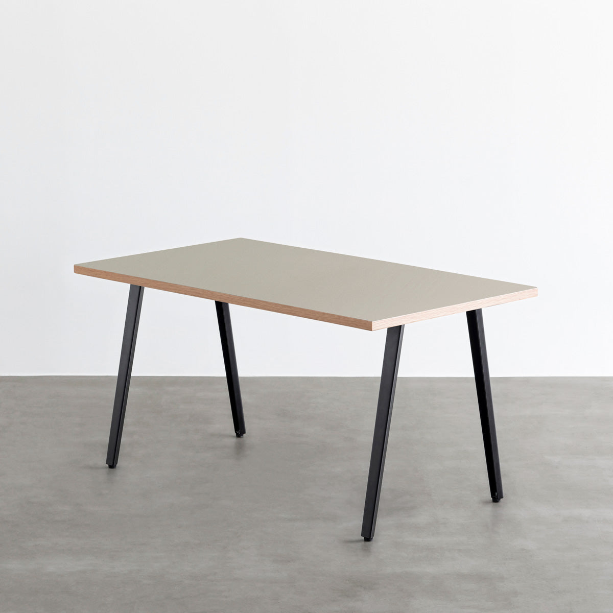 かなでもののリノリウムPebble天板にブラックのスリムライン鉄脚を合わせたテーブル