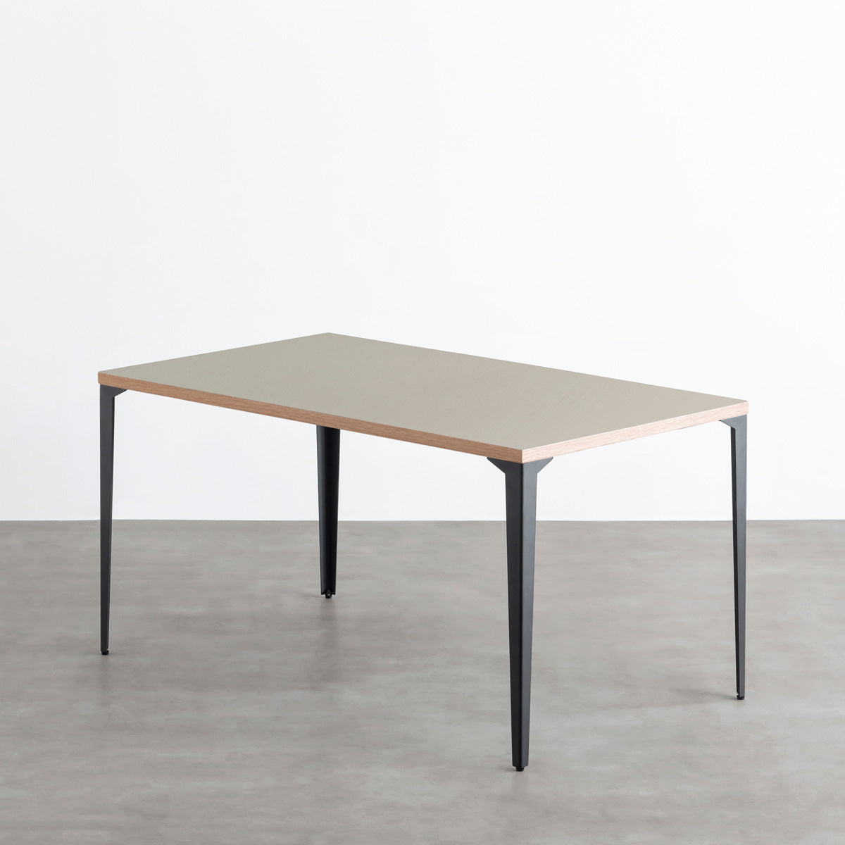 KanademonoのリノリウムPebble天板にブラックのソリッドピン鉄脚を合わせたテーブル