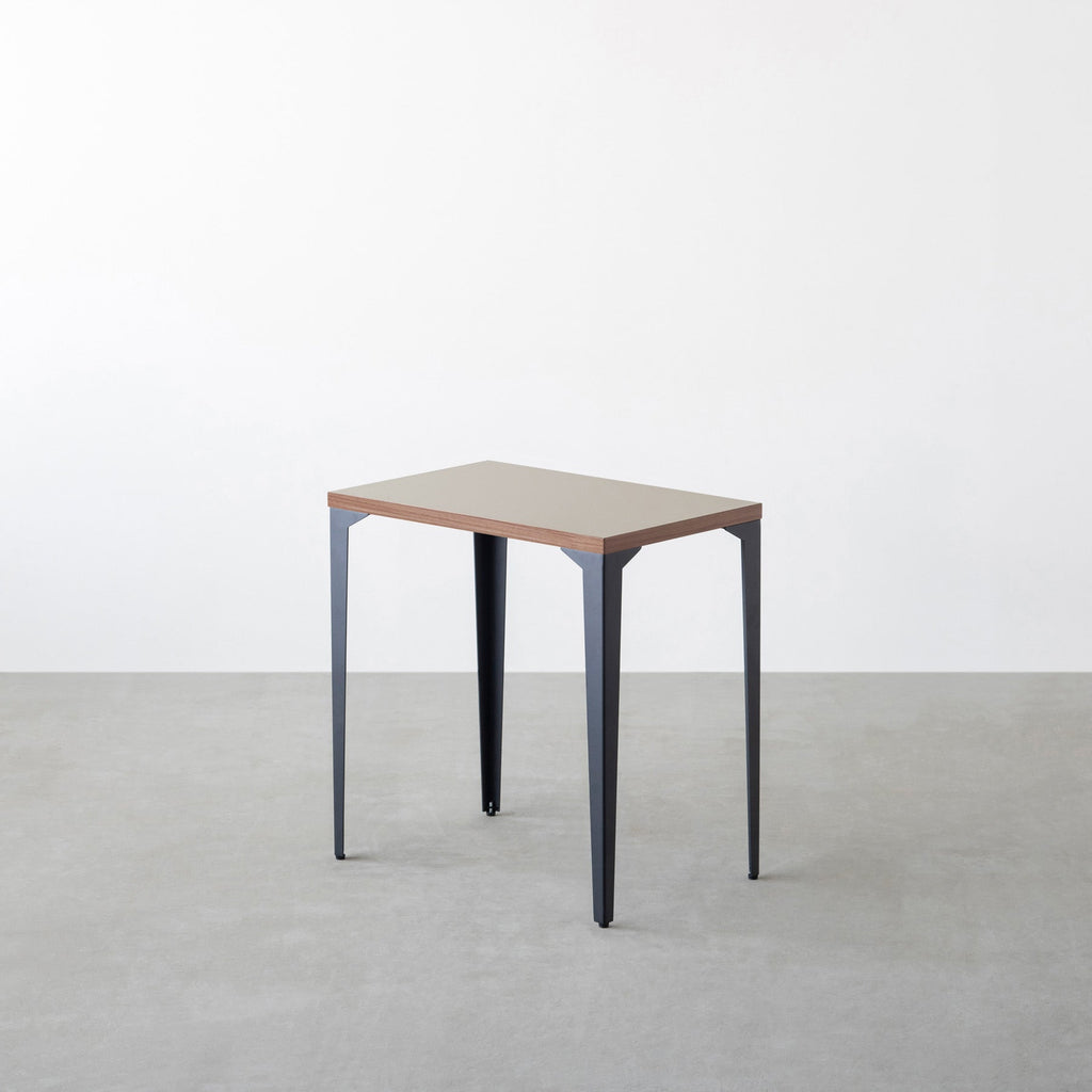 KanademonoのリノリウムPebble天板にブラックのソリッドピン鉄脚を合わせたシンプルモダンなコンパクトデスク（ウォルナット木口）