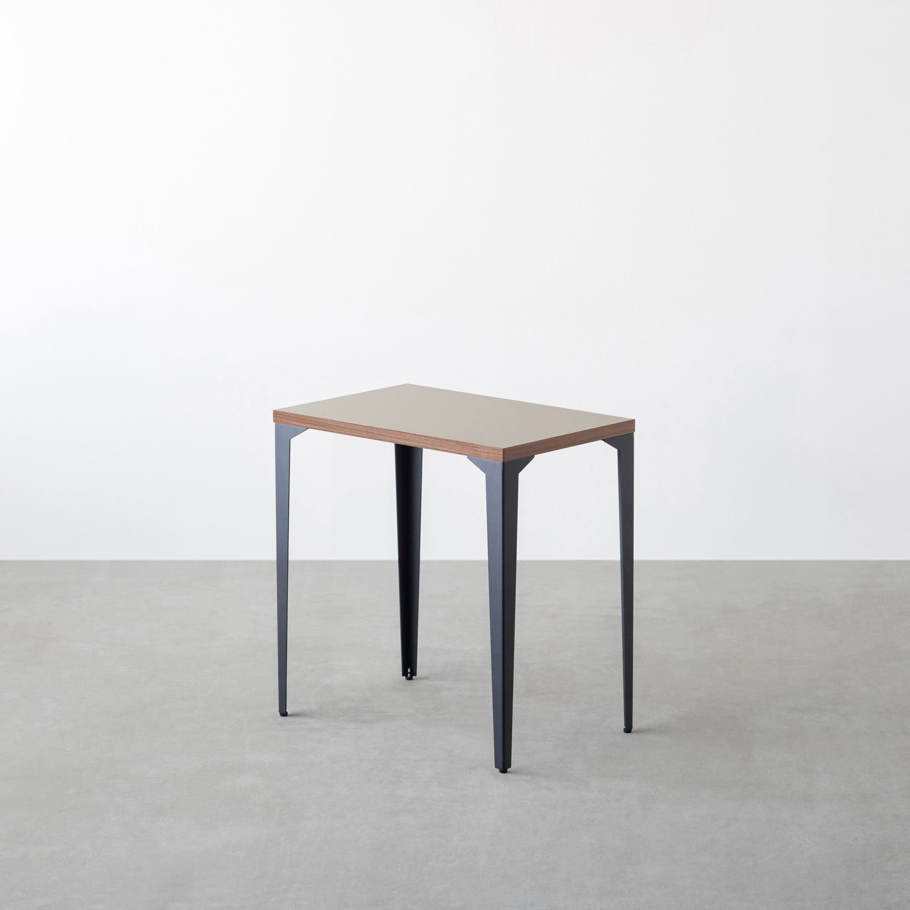 KanademonoのリノリウムPebble天板にブラックのソリッドピン鉄脚を合わせたシンプルモダンなコンパクトデスク（ウォルナット木口）