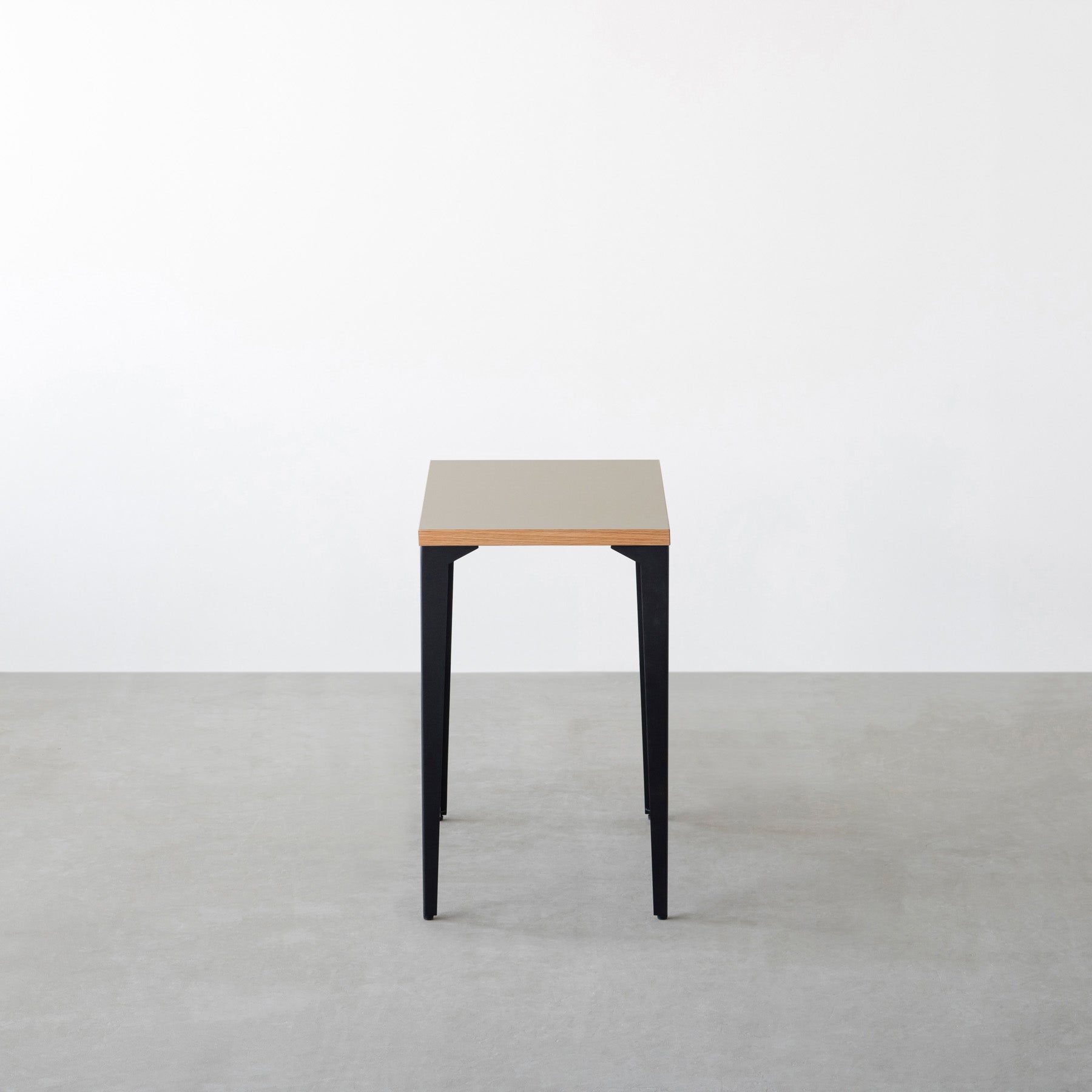 KanademonoのリノリウムPebble天板にブラックのソリッドピン鉄脚を合わせたシンプルモダンなコンパクトデスク（側面）