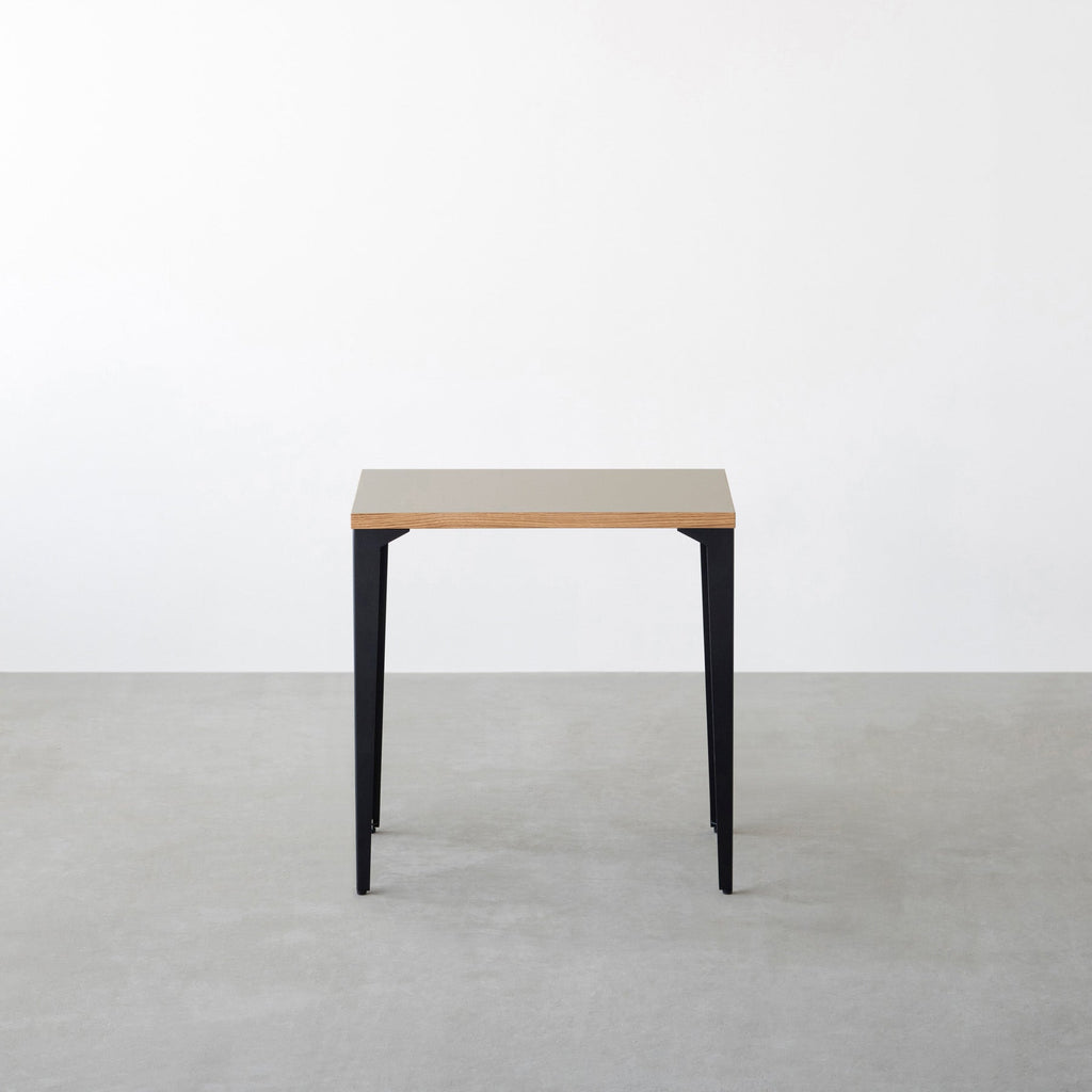 KanademonoのリノリウムPebble天板にブラックのソリッドピン鉄脚を合わせたシンプルモダンなコンパクトデスク（正面）