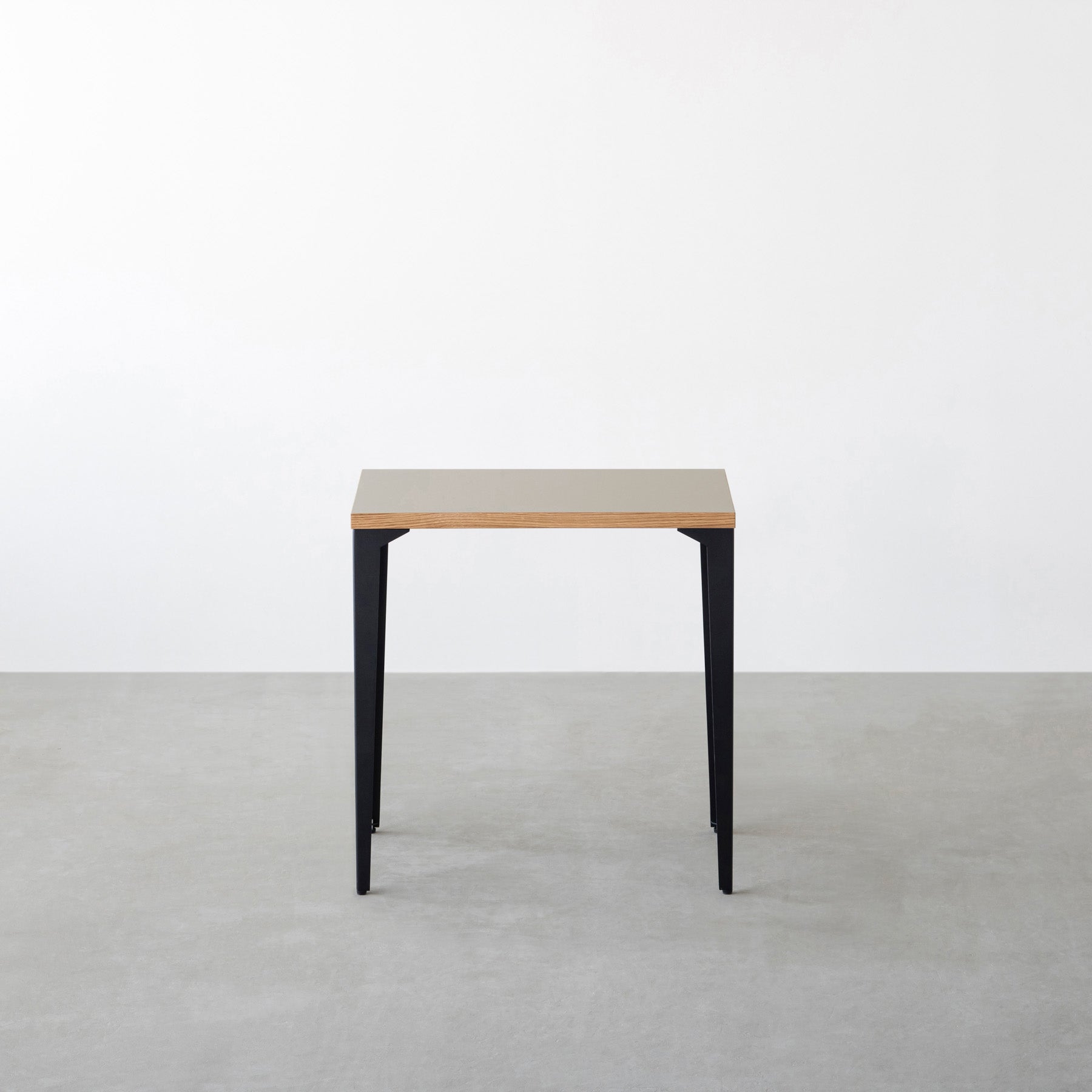 KanademonoのリノリウムPebble天板にブラックのソリッドピン鉄脚を合わせたシンプルモダンなコンパクトデスク（正面）