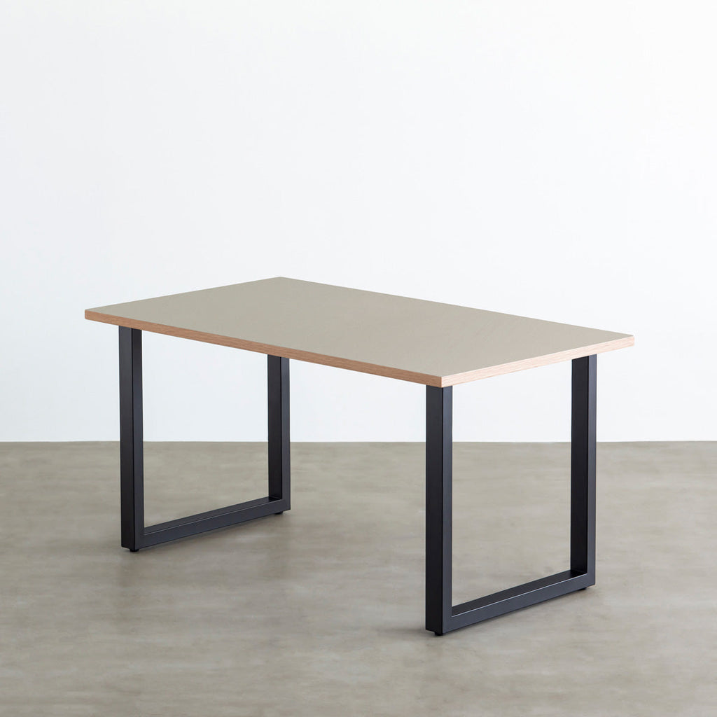KanademonoのリノリウムPebble天板にブラックのスクエア鉄脚を合わせたテーブル
