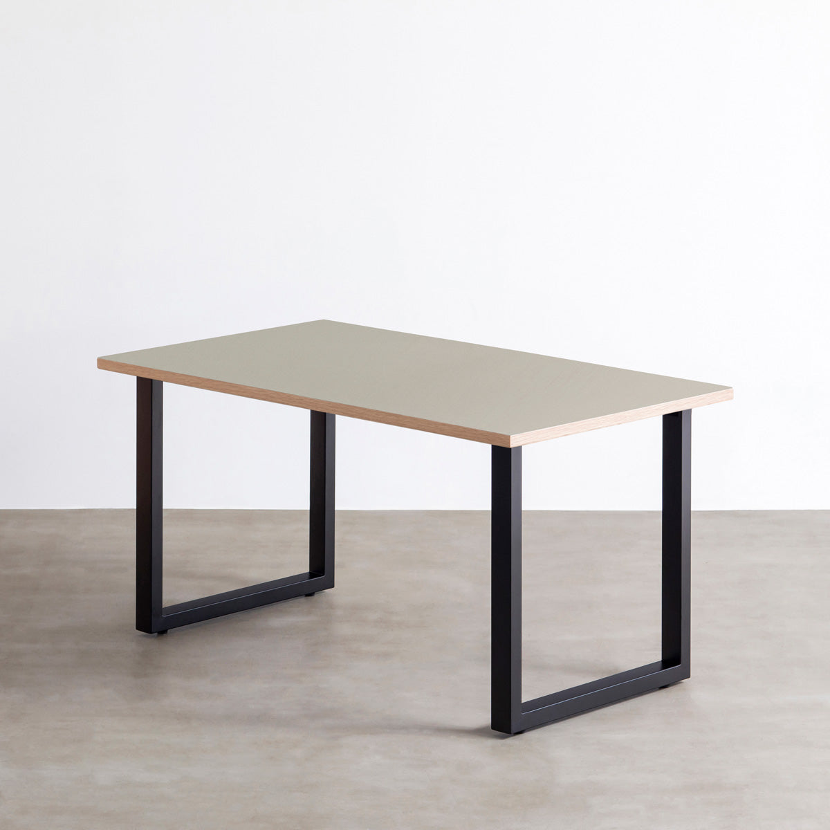 KanademonoのリノリウムPebble天板にブラックの配線孔付きスクエア鉄脚を合わせたテーブル