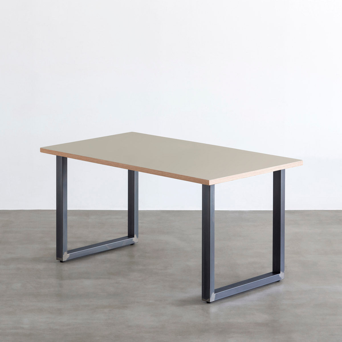 KanademonoのリノリウムPebble天板にマットクリア塗装仕上げのスクエア鉄脚を組み合わせたテーブル