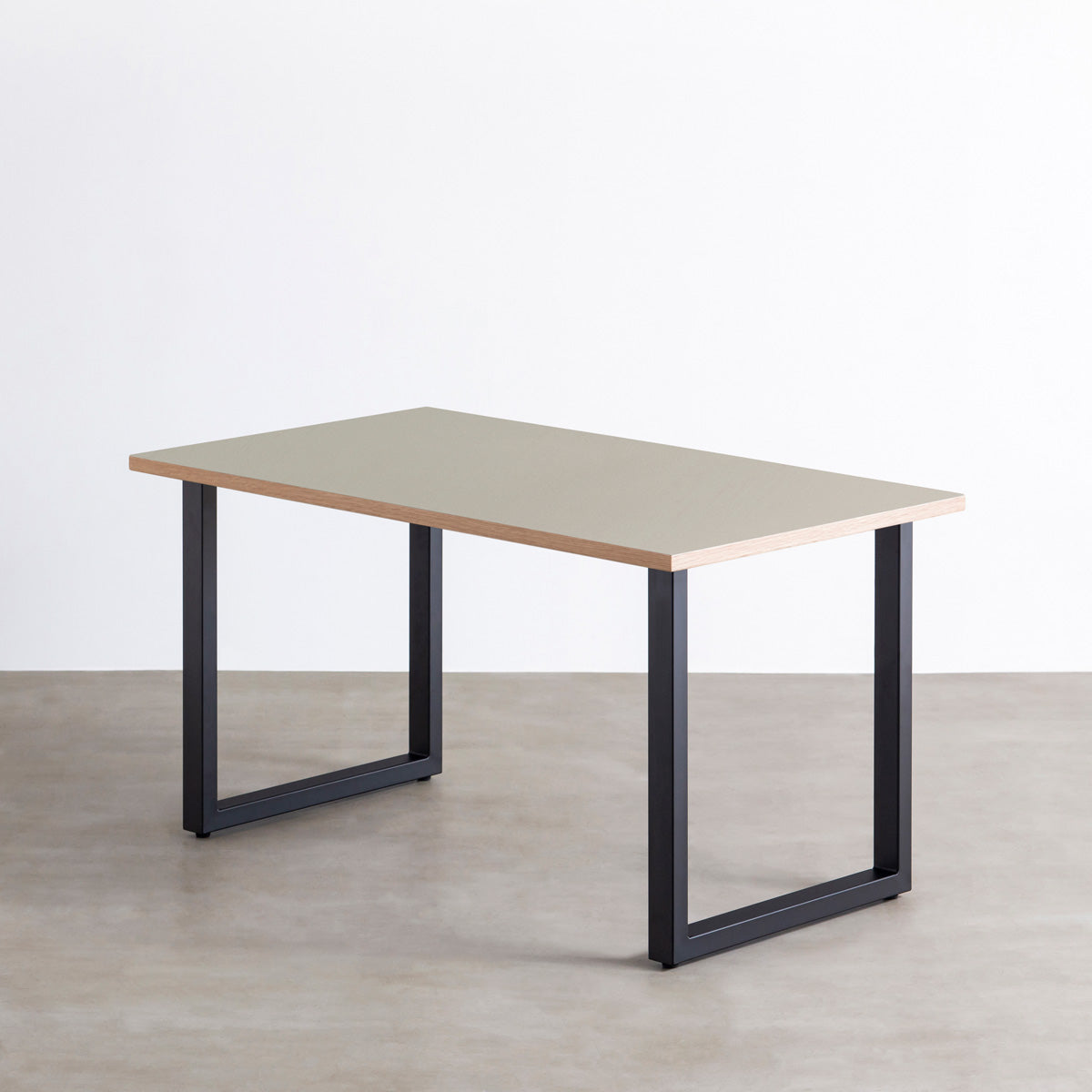 KanademonoのリノリウムPebble天板にブラックの高さ70cmスクエア鉄脚を合わせたテーブル