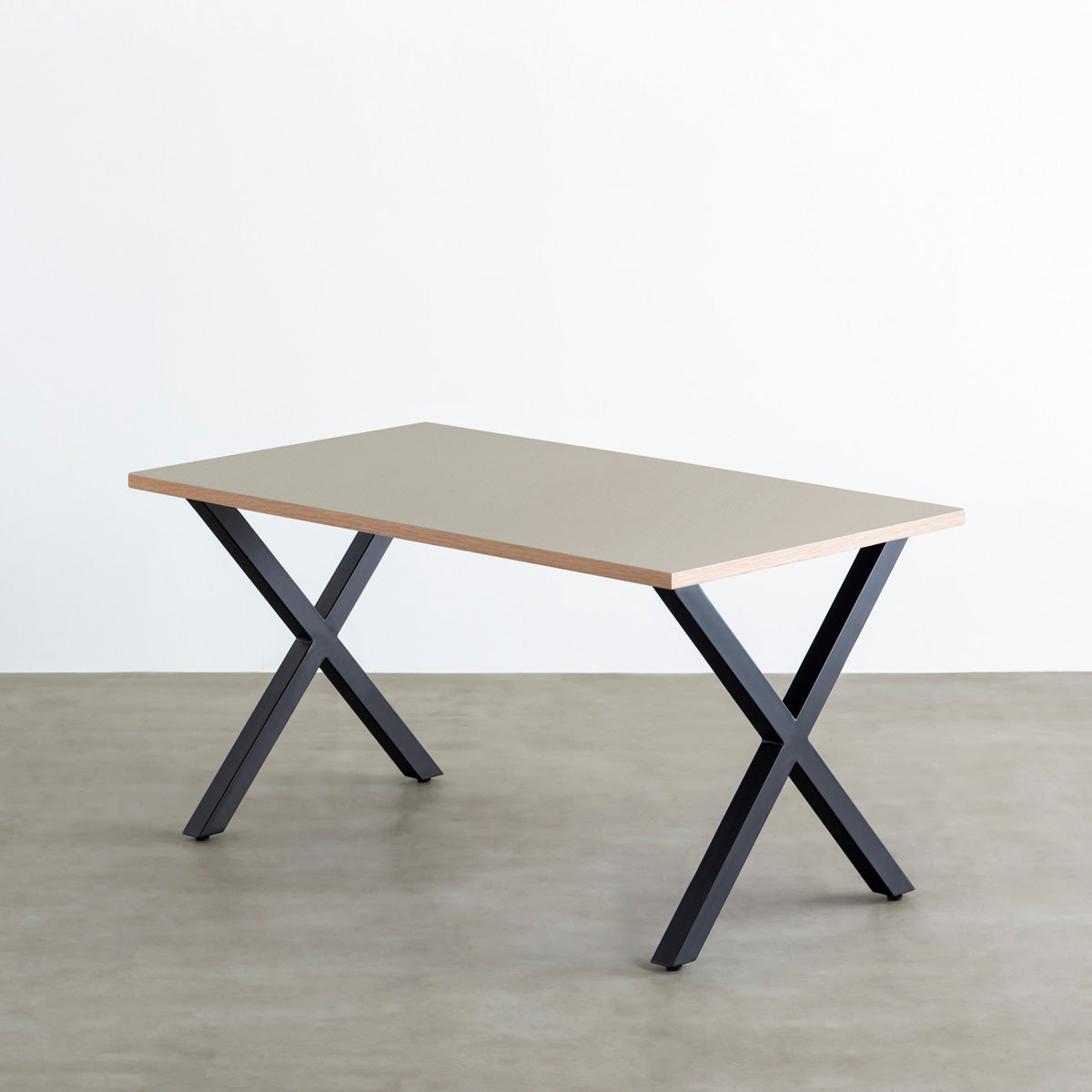 KanademonoのリノリウムPebble天板にブラックのＸライン鉄脚を合わせたテーブル