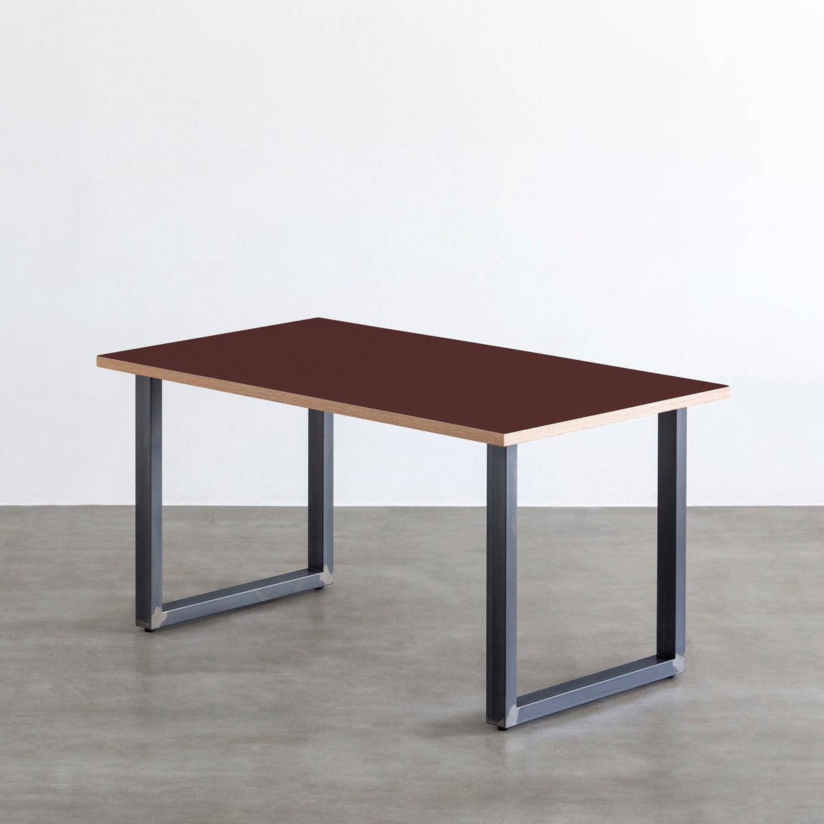 KanademonoのリノリウムBurgundy天板にマットクリア塗装仕上げのスクエア鉄脚を組み合わせたテーブル