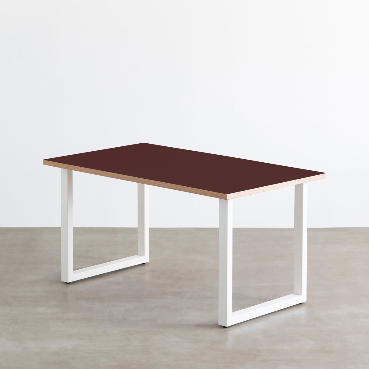 KanademonoのリノリウムBurgundy天板にホワイトのスクエア鉄脚を組み合わせたテーブル