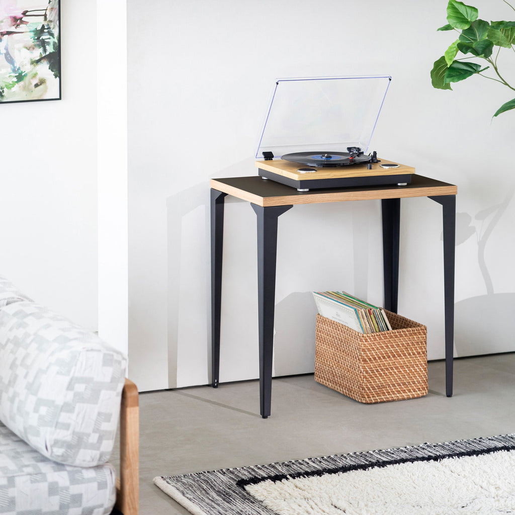 KanademonoのリノリウムIron天板にブラックのソリッドピン鉄脚を合わせたシンプルモダンなコンパクトデスク（使用例）