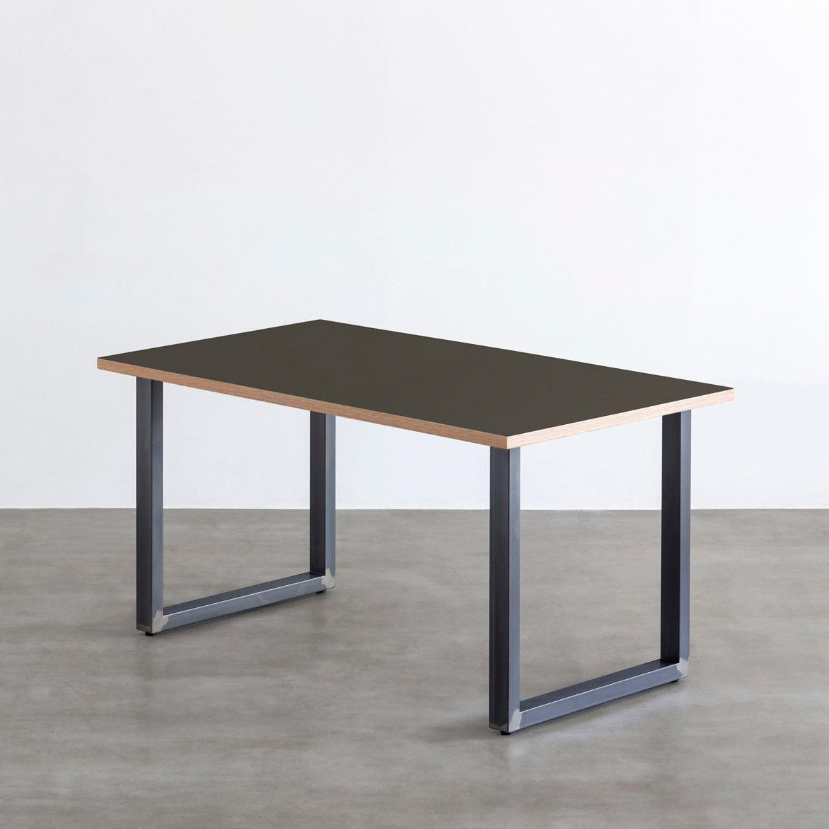 KanademonoのリノリウムIron天板にマットクリア塗装仕上げのスクエア鉄脚を組み合わせたテーブル