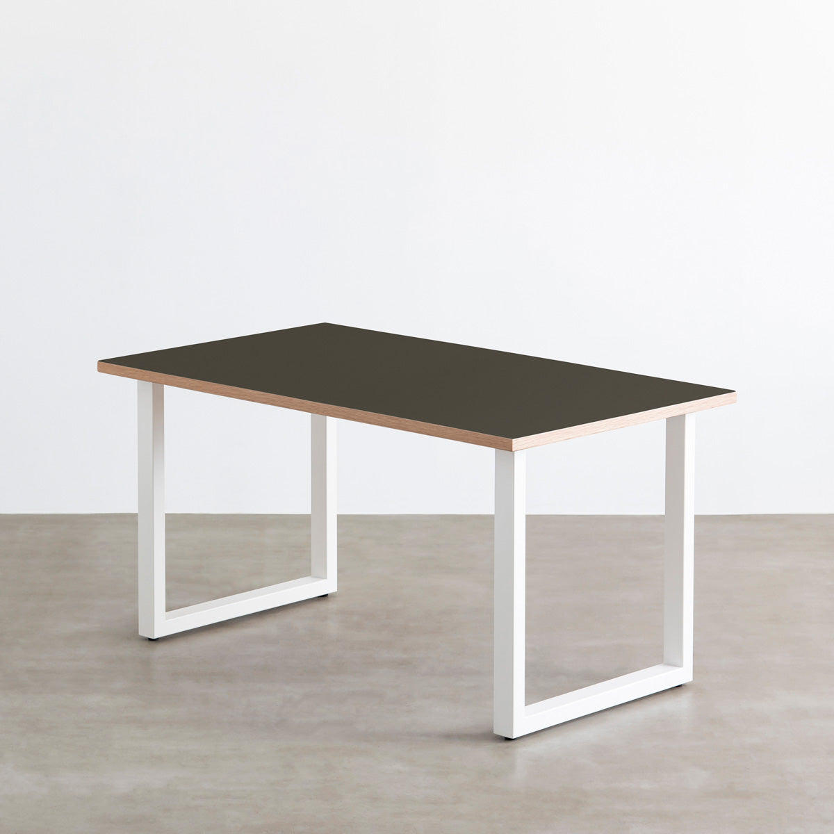 KanademonoのリノリウムIron天板にホワイトのスクエア鉄脚を組み合わせたテーブル