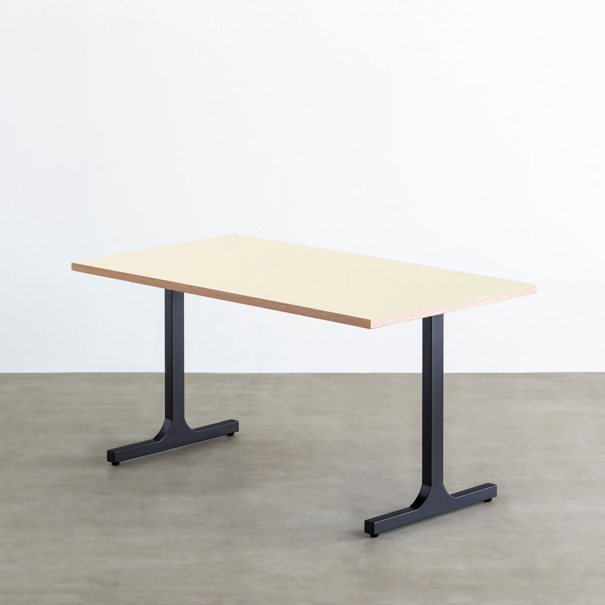 KanademonoのリノリウムPearl天板にブラックのIライン鉄脚を合わせたテーブル