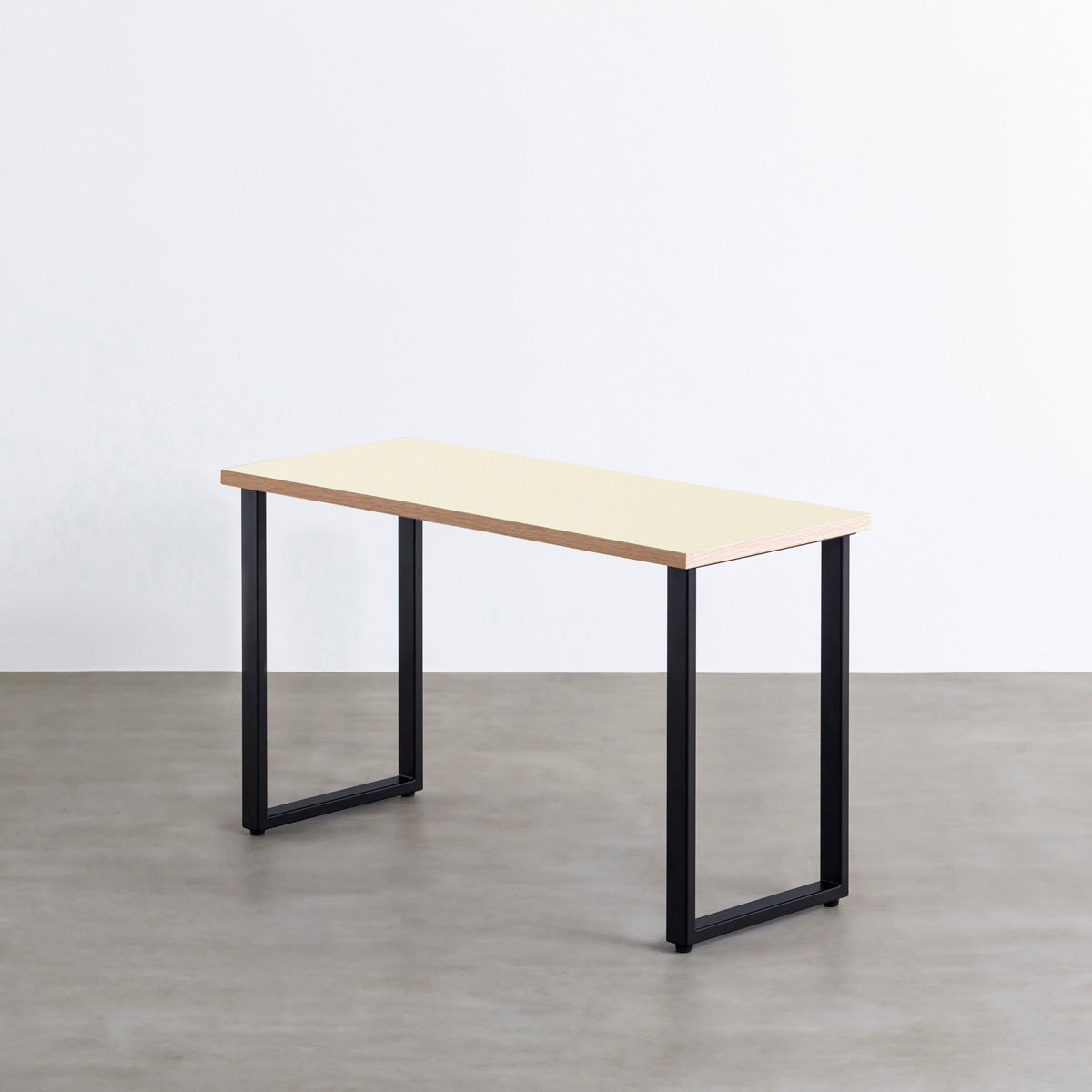 KanademonoのリノリウムPearl天板にブラックのレクタングル鉄脚を合わせたテーブル