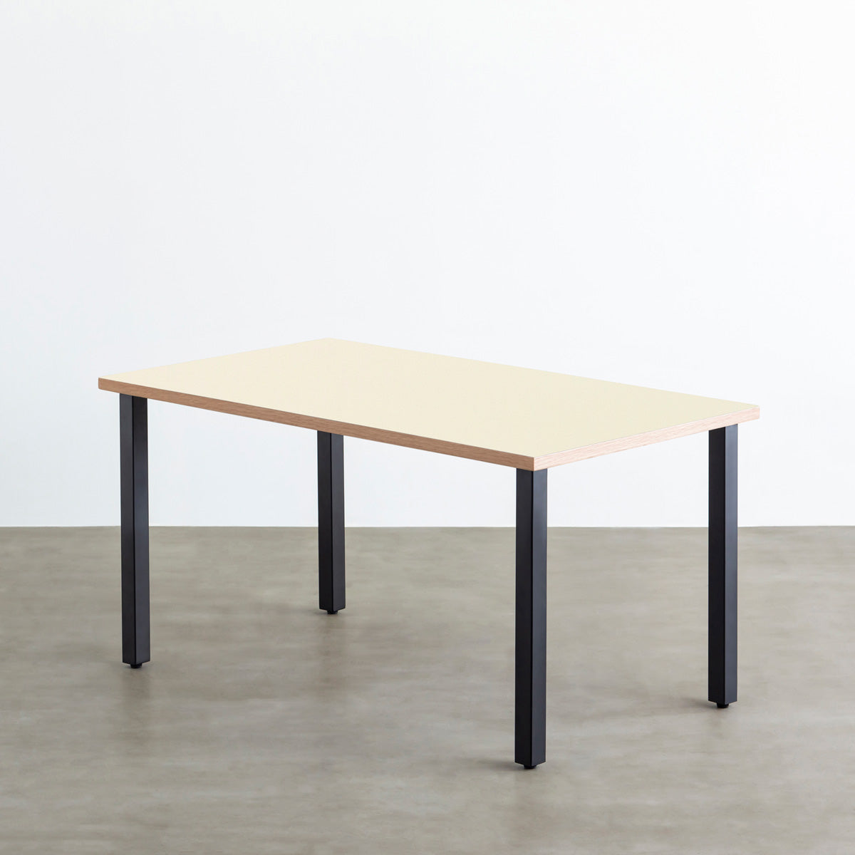 KanademonoのリノリウムPearl天板にブラックの角柱鉄脚を合わせたテーブル