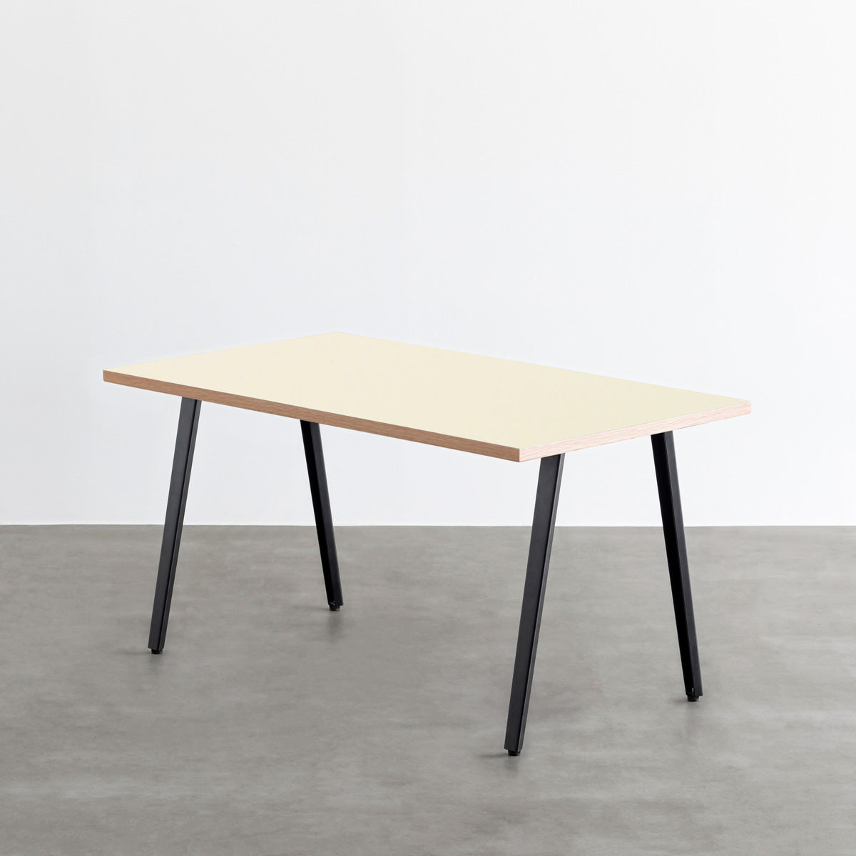 かなでもののリノリウムPearl天板にブラックのスリムライン鉄脚を合わせたテーブル