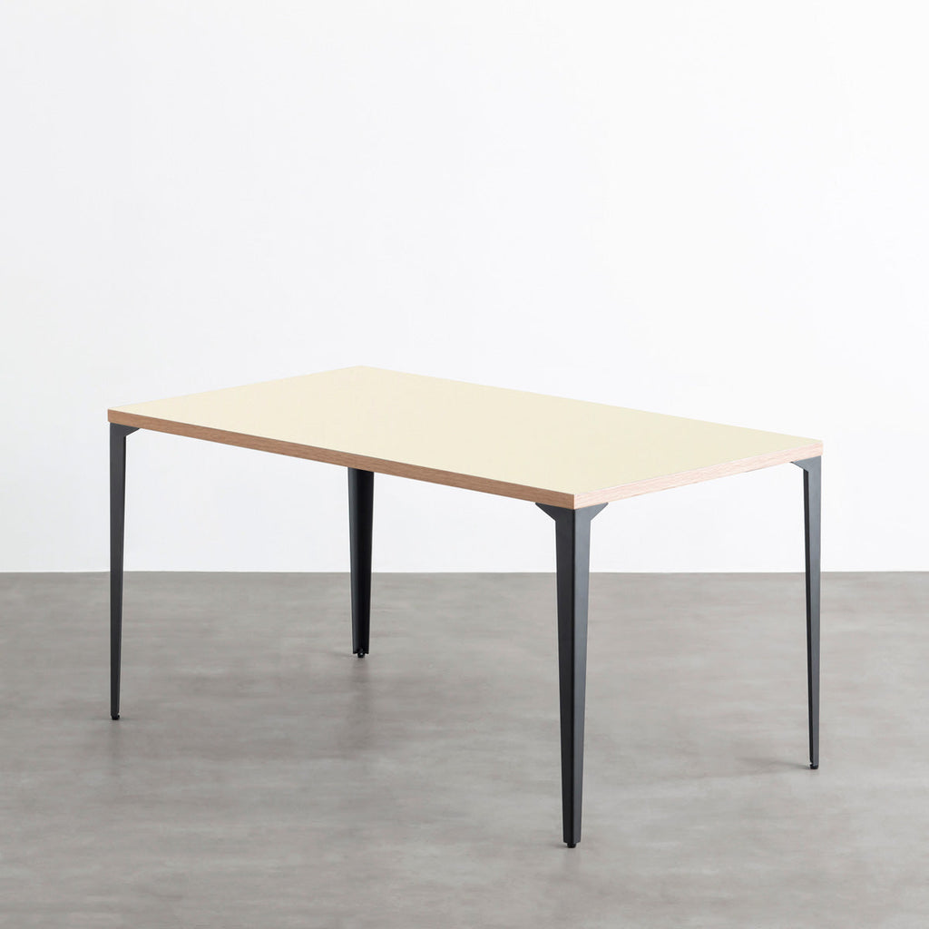KanademonoのリノリウムPearl天板にブラックのソリッドピン鉄脚を合わせたテーブル