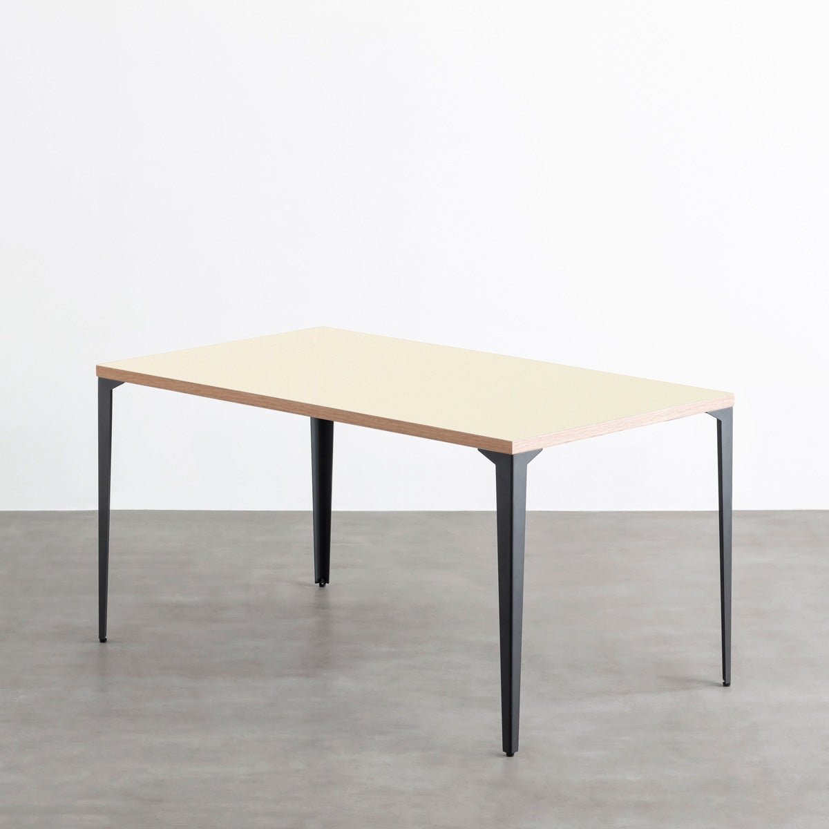 KanademonoのリノリウムPearl天板にブラックのソリッドピン鉄脚を合わせたテーブル